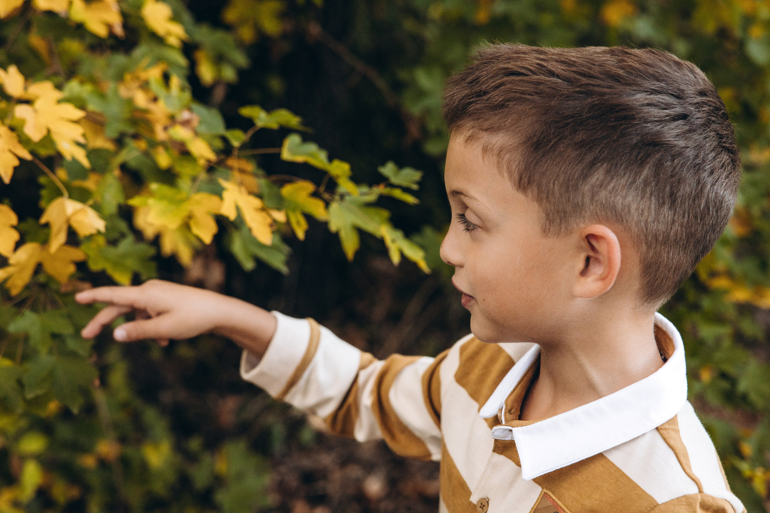 Autumn mother-son family photoshoot in Toulouse. Eugenie Smirnova — wedding, corporate and lifestyle photographer in Toulouse and Southwest France