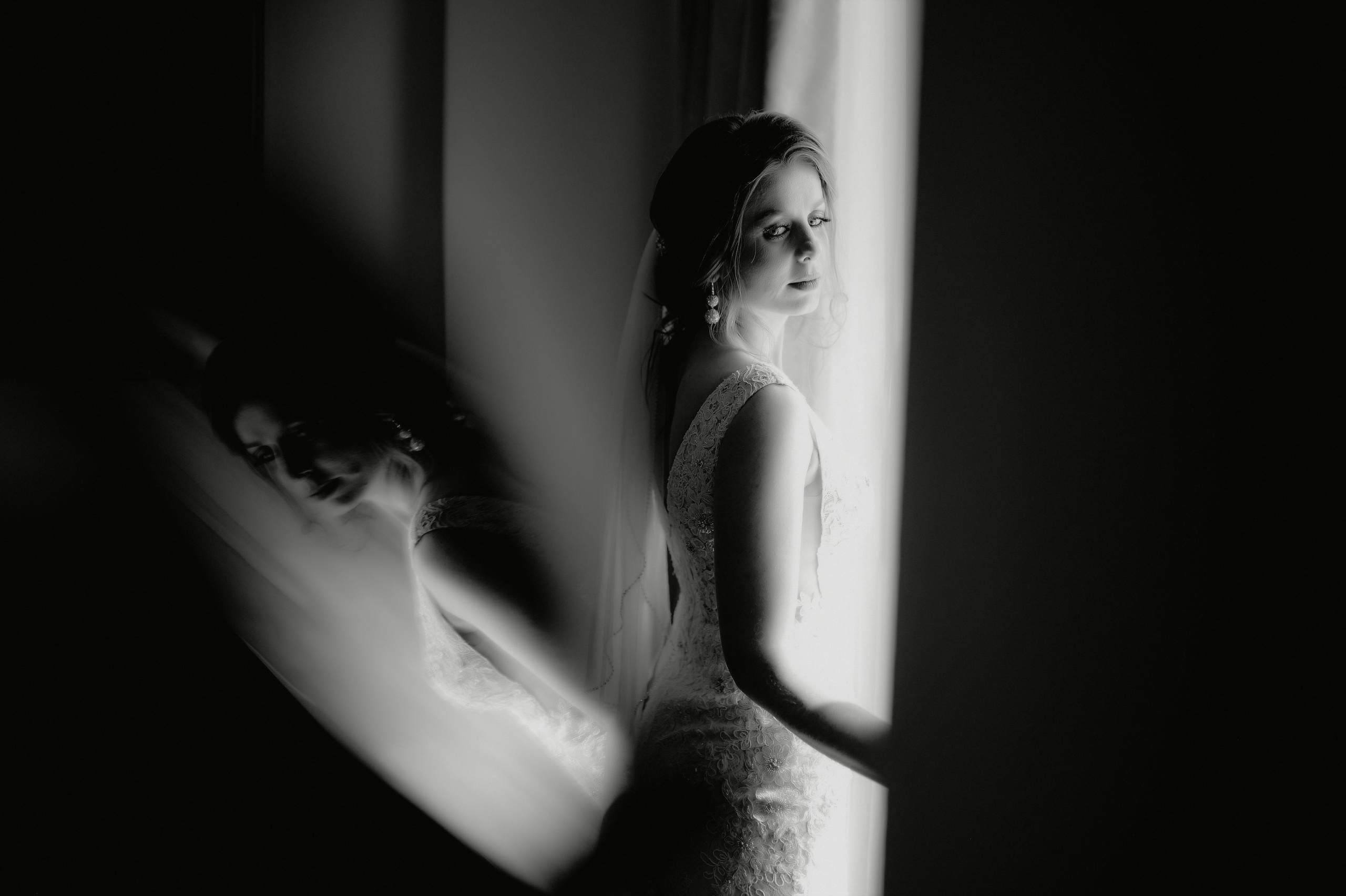 Fotograf profesionist de nuntă. Cu o abordare creativă și tehnici unice, spunem povestea voastră prin imagini pline de iubire și naturalețe. Descoperă arta fotografiei de nuntă . Fotograf Iasi, fotograf de nunta Suceava. Fotografii de nuntă. Pachet fotografii de nuntă. Fotograf Iasi, fotograf Suceava, fotograf Botosani, fotograf Romania. Servicii foto nuntă. Servicii foto-video.