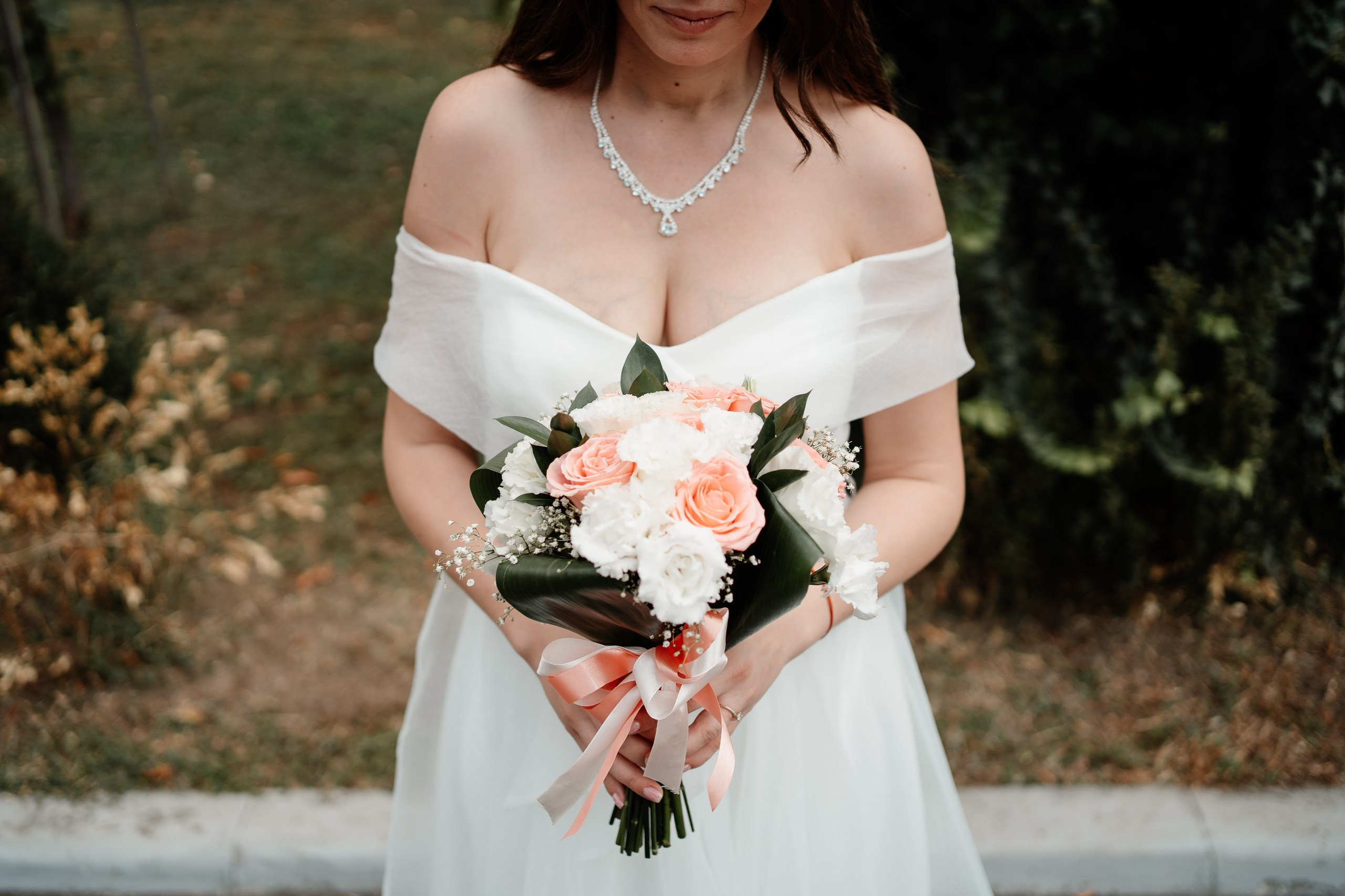 Miri fericiți în fața oficiului stării civile din Bucuresti, Sector 1, celebrând începutul unei noi vieți împreună. Fotografie de cununie civilă, capturând naturalețea și bucuria momentului special.