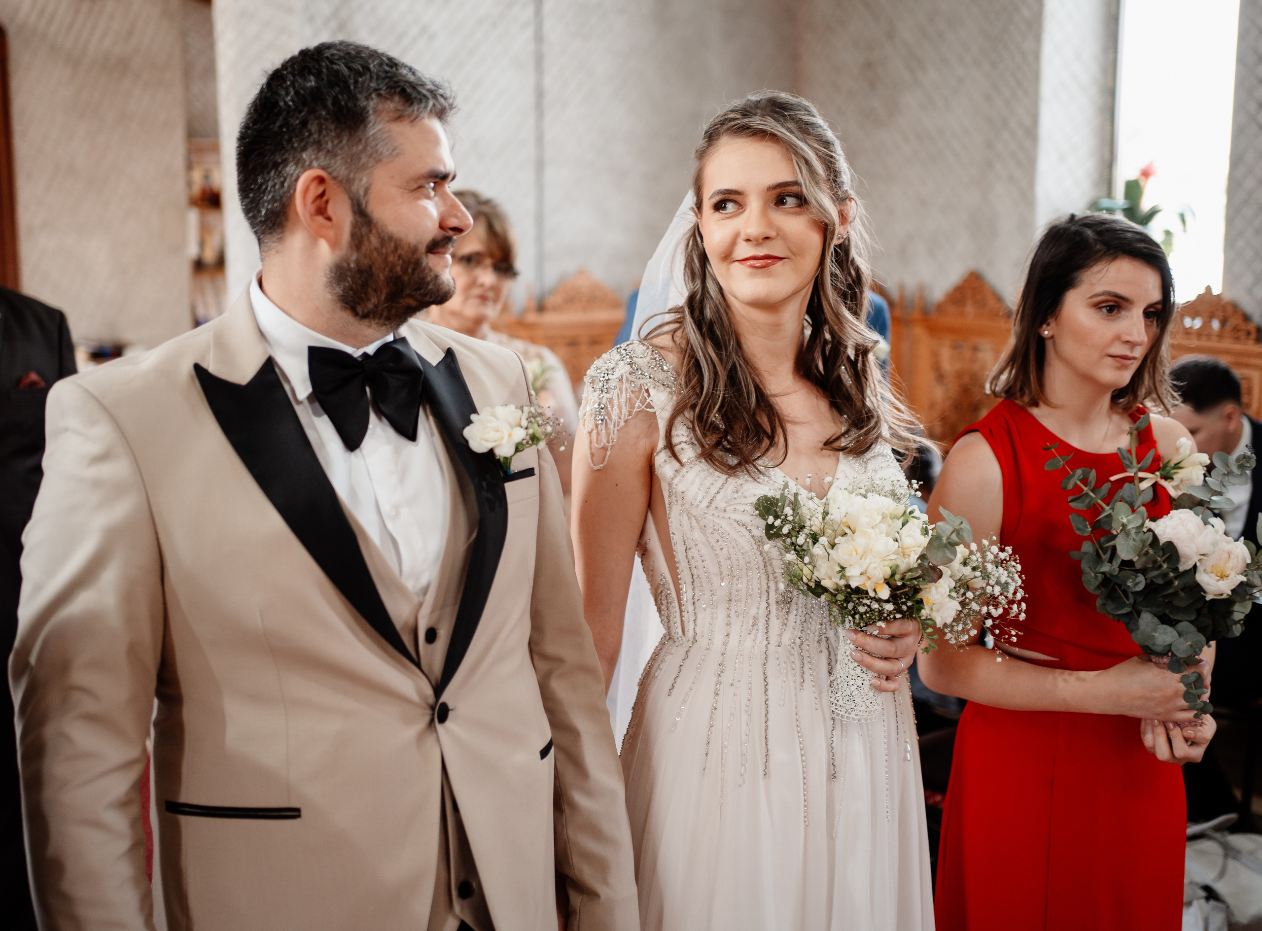 Moment emoționant între miri în ziua nunții, surprins într-un cadru natural și romantic, la Grădina Lahovari. Fotografie de nuntă profesională, editată artistic pentru a evidenția emoția și eleganța evenimentului.