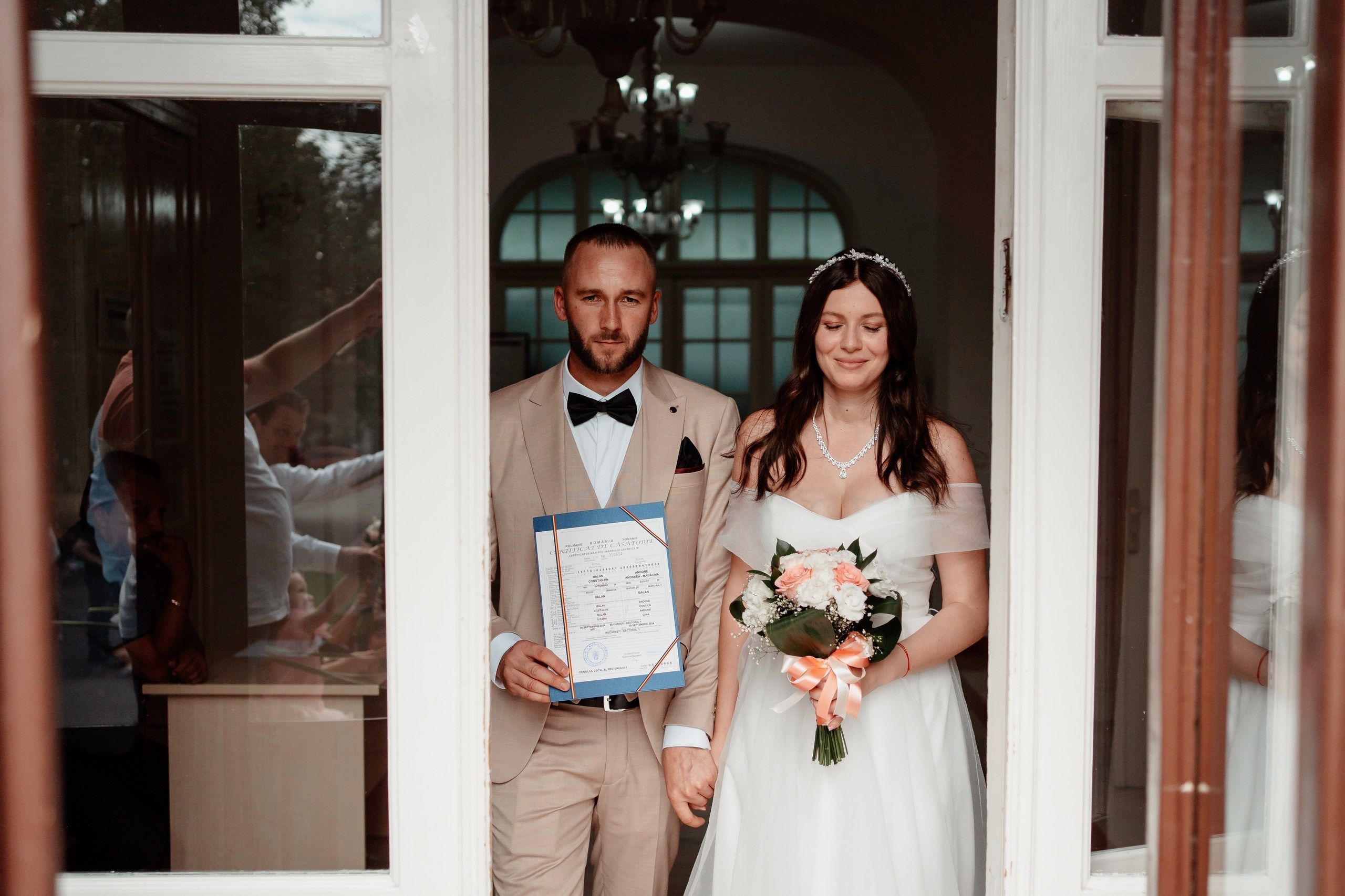 Miri fericiți în fața oficiului stării civile din Bucuresti, Sector 1, celebrând începutul unei noi vieți împreună. Fotografie de cununie civilă, capturând naturalețea și bucuria momentului special.