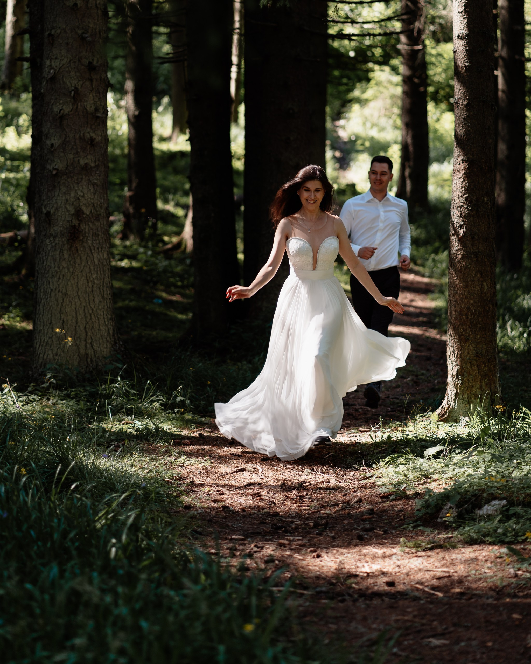 Moment emoționant între miri în ziua nunții, surprins într-un cadru natural și romantic, la Lacul Bolboci. Fotografie de nuntă profesională, editată artistic pentru a evidenția emoția și eleganța evenimentului.