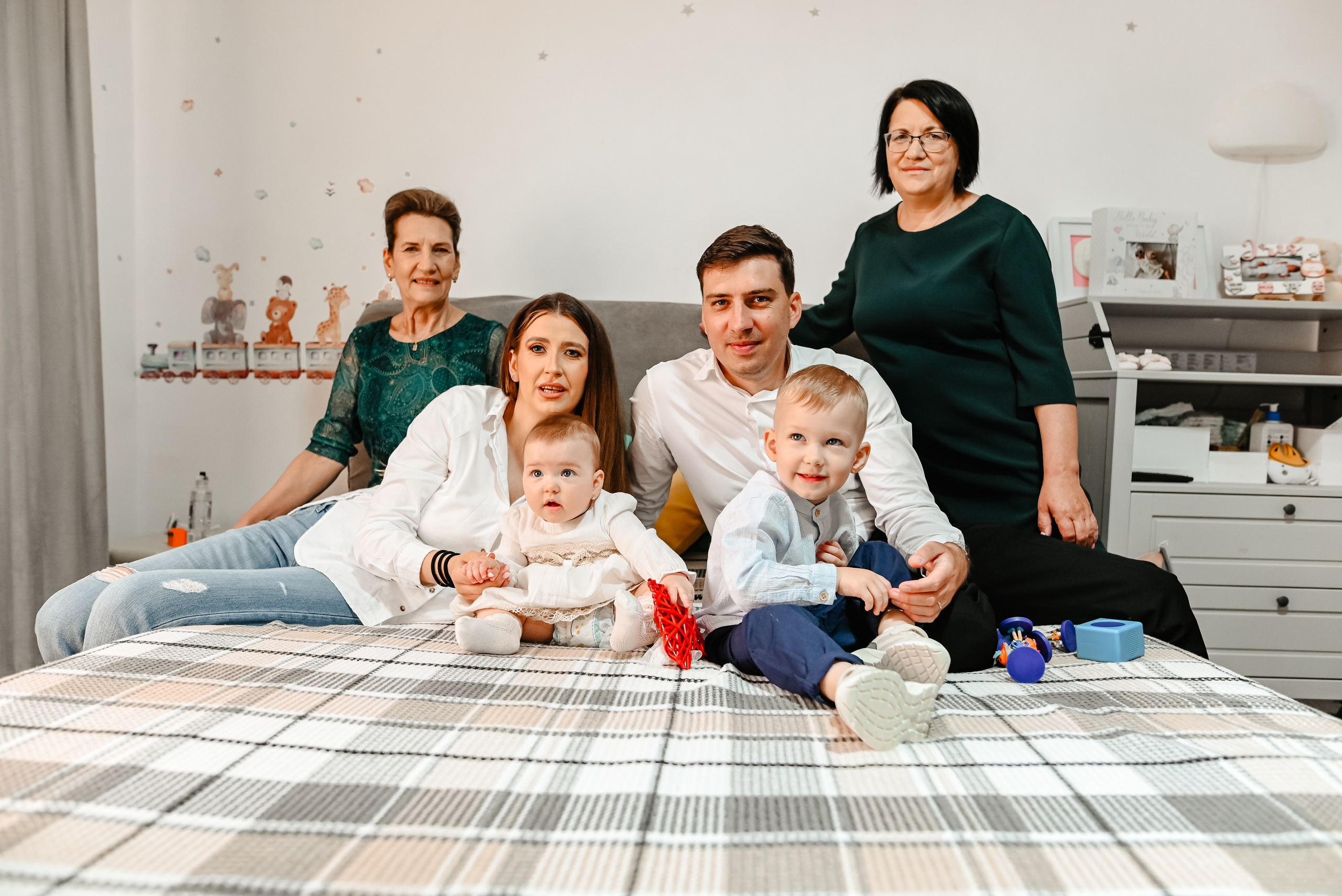 Părinții sărbătoresc botezul copilului alături de familie – moment surprins de Ana Maria Drăgan