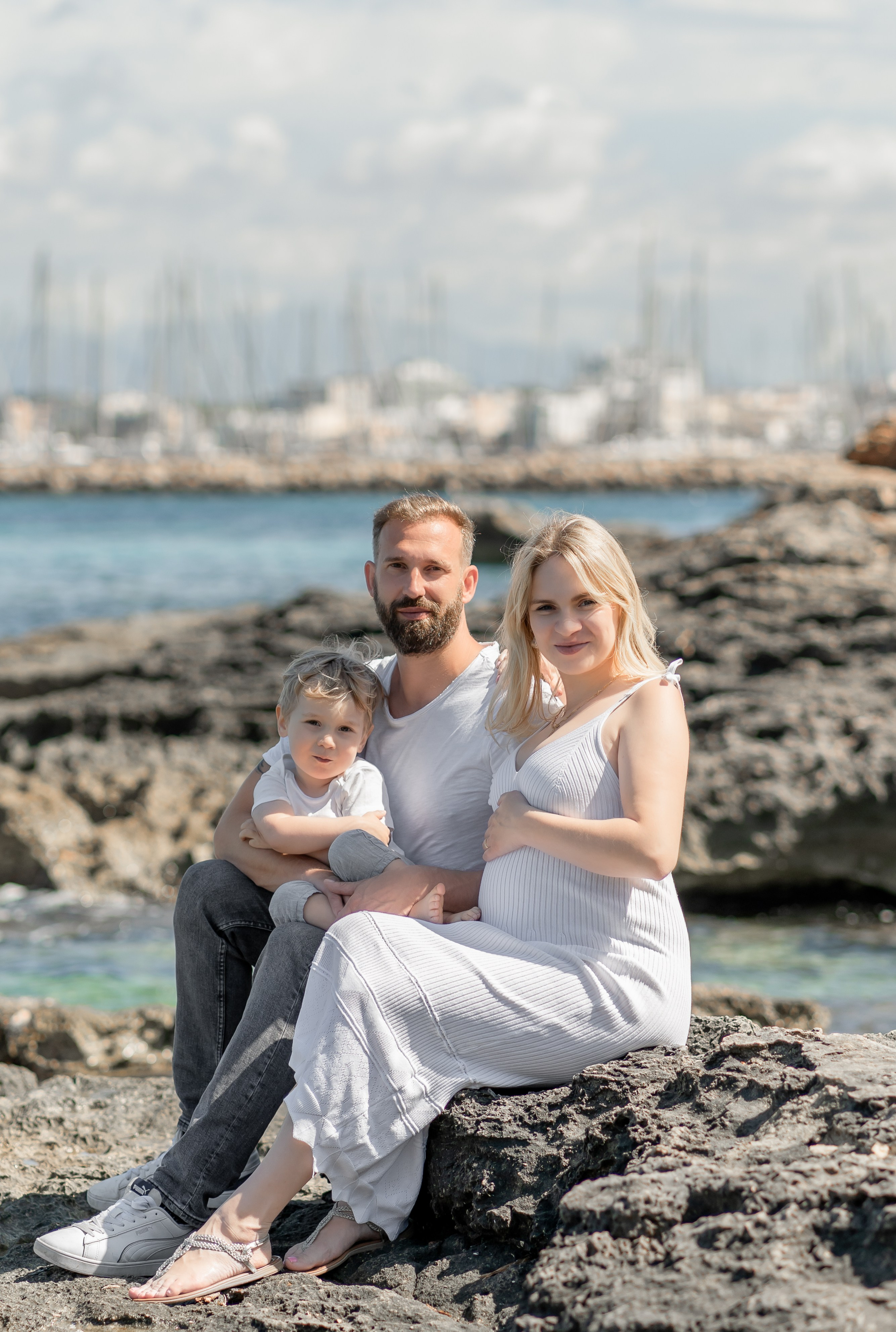 Babybauch-Shooting am Meer auf Mallorca mit Familie. Deine Fotografin auf Mallorca für Familien und Business