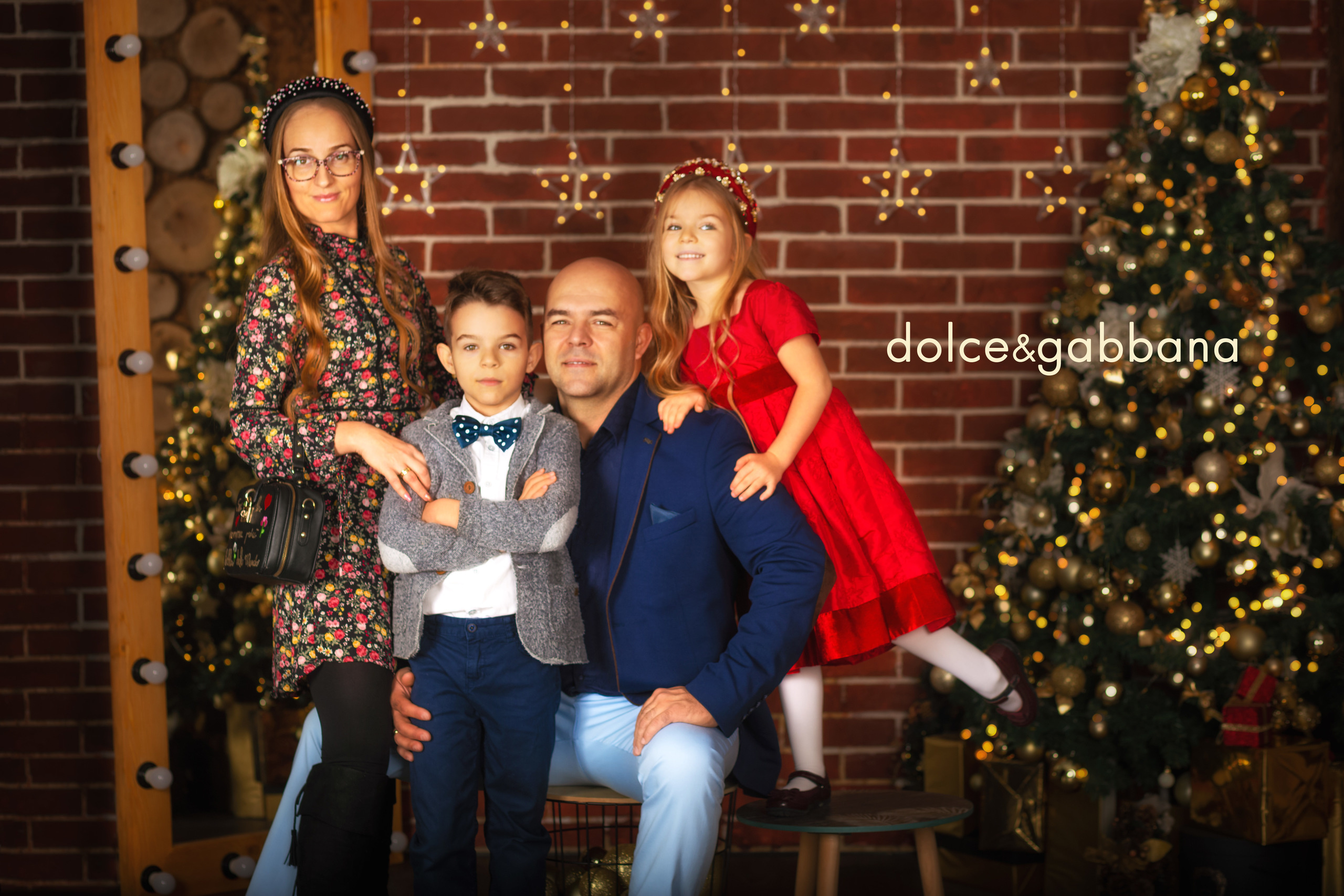 Коледни фотосесии в студио с декори. Фотограф Бургас. Фотосесии в студио и на открито, портрети, заснемане