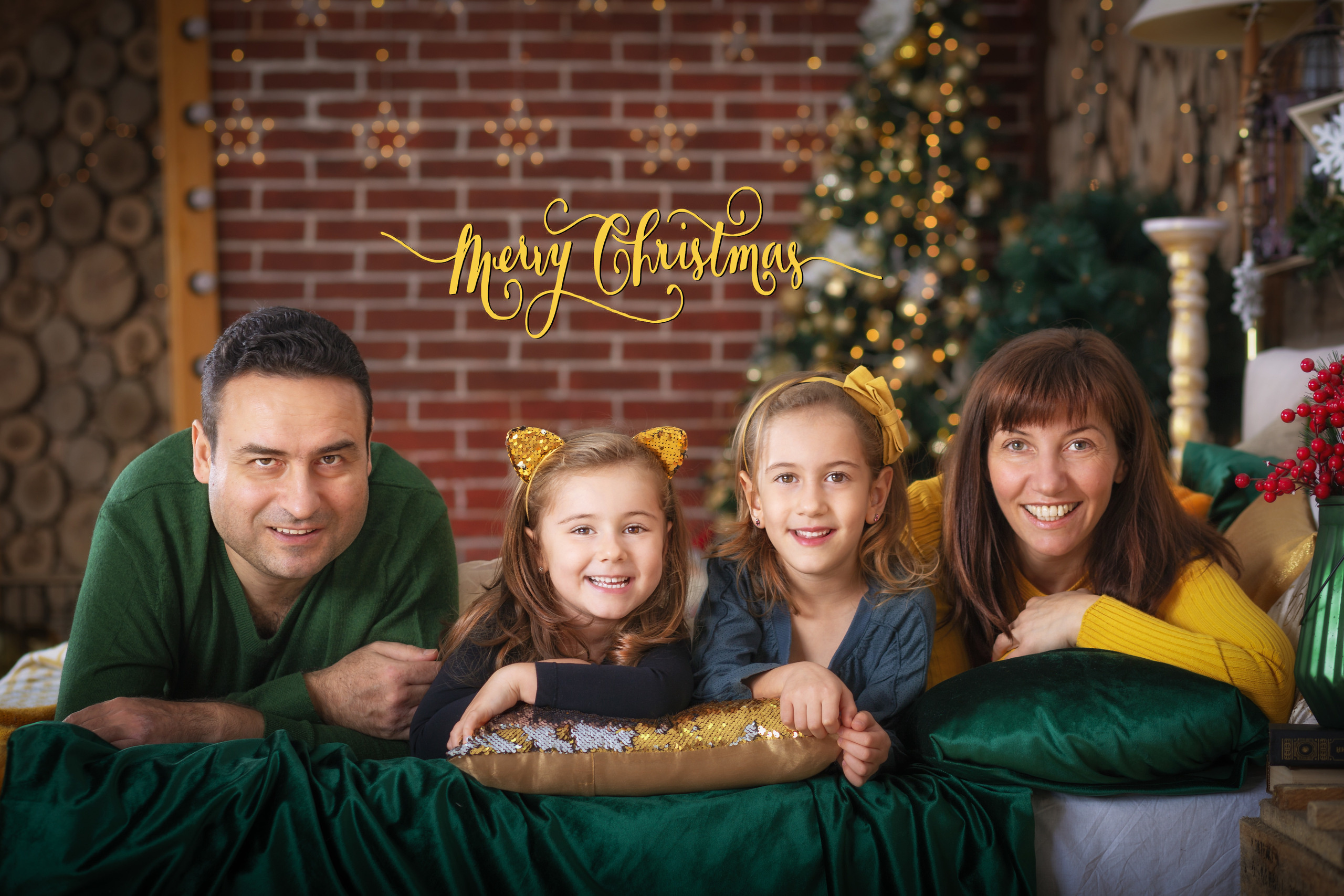 Коледни фотосесии в студио с декори. Фотограф Бургас. Фотосесии в студио и на открито, портрети, заснемане