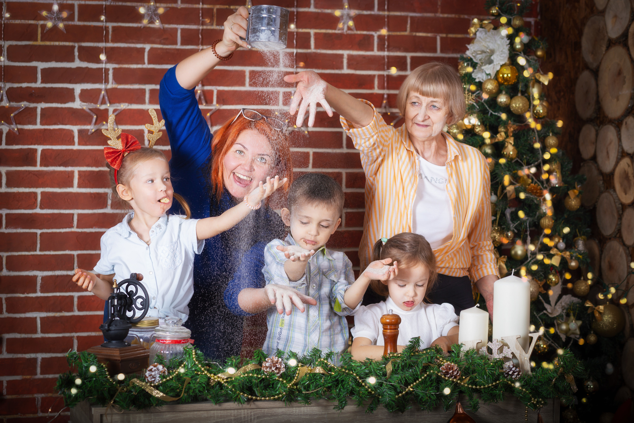 Коледни фотосесии в студио с декори. Фотограф Бургас. Фотосесии в студио и на открито, портрети, заснемане