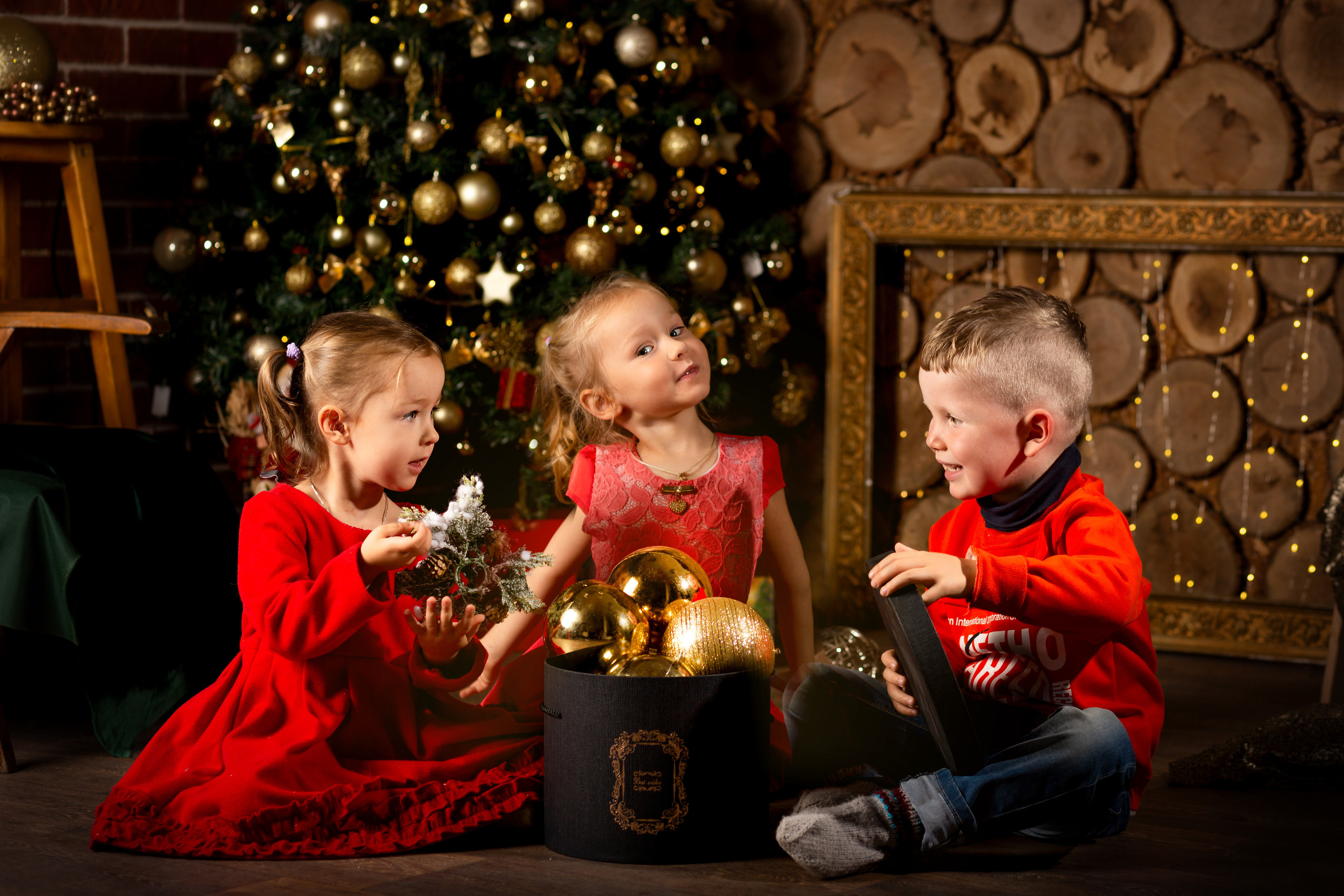 Коледни фотосесии в студио с декори. Фотограф Бургас. Фотосесии в студио и на открито, портрети, заснемане