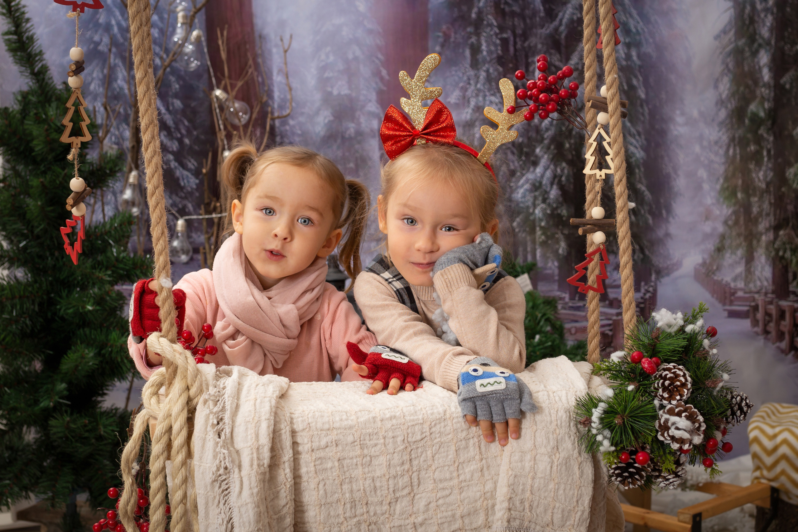 Коледни фотосесии в студио с декори. Фотограф Бургас. Фотосесии в студио и на открито, портрети, заснемане