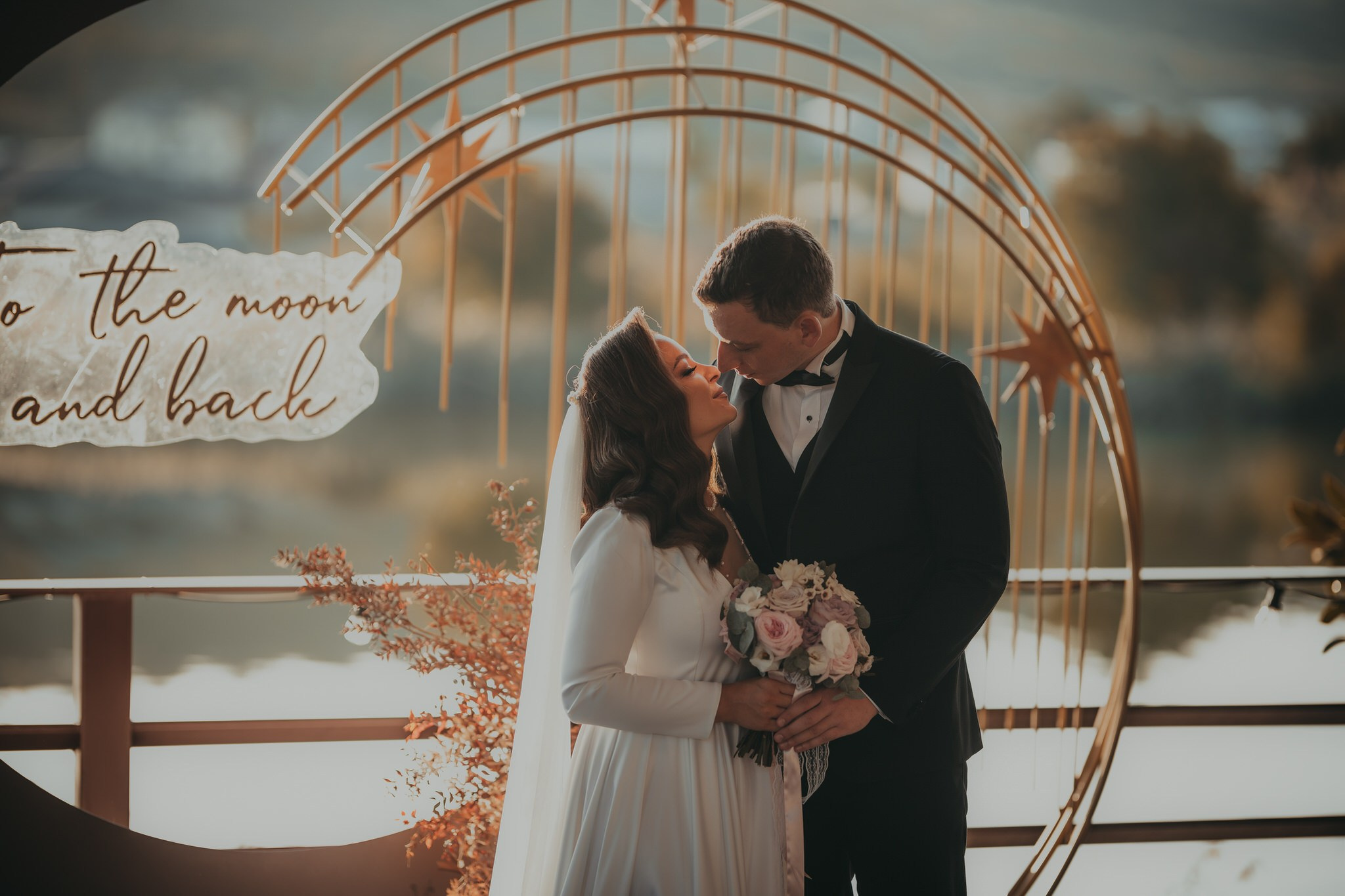 Fotograf profesionist de nuntă. Cu o abordare creativă și tehnici unice, spunem povestea voastră prin imagini pline de iubire și naturalețe. Descoperă arta fotografiei de nuntă . Fotograf Iasi, fotograf de nunta Suceava. Fotografii de nuntă. Pachet fotografii de nuntă. Fotograf Iasi, fotograf Suceava, fotograf Botosani, fotograf Romania. Servicii foto nuntă. Servicii foto-video.