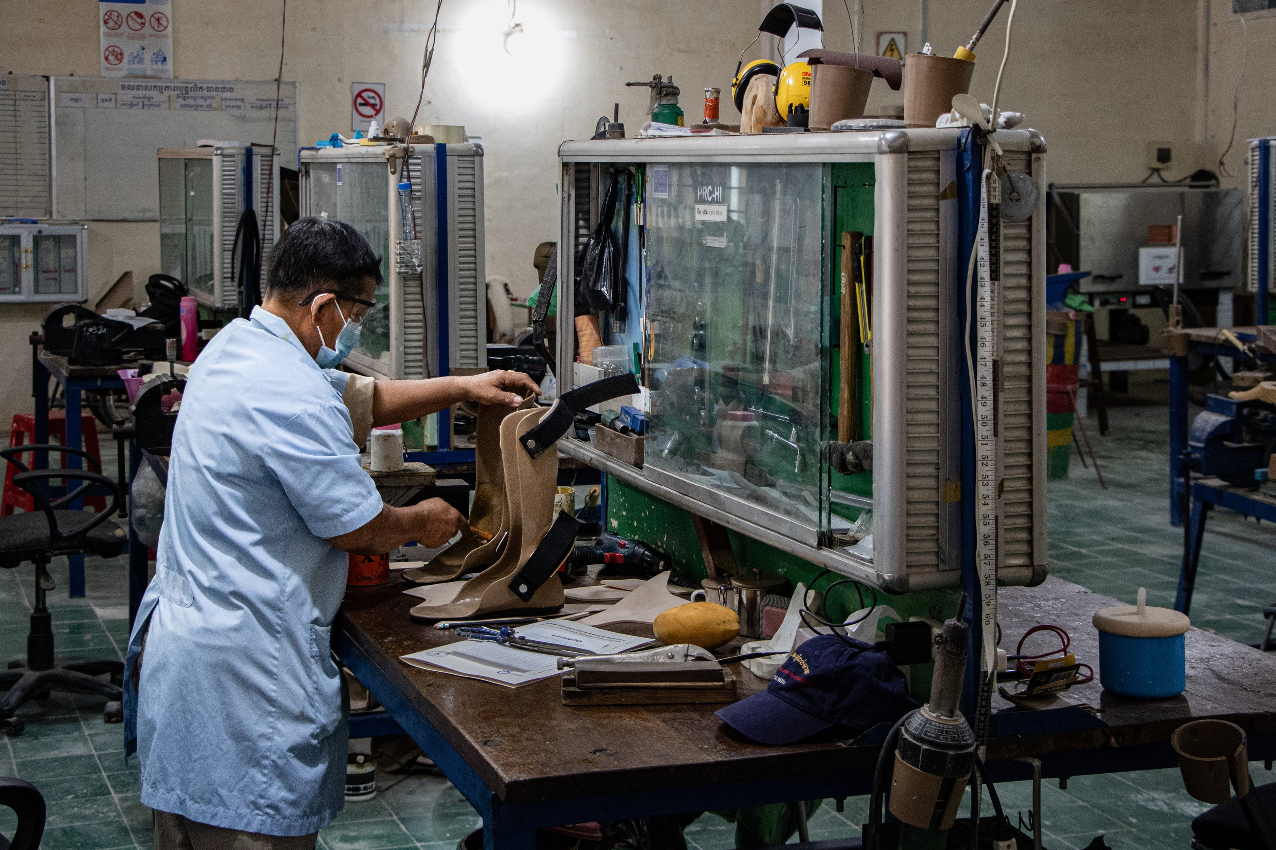 Un employé travaillant sur de nouvelles prothèses pour des bénéficiaires.