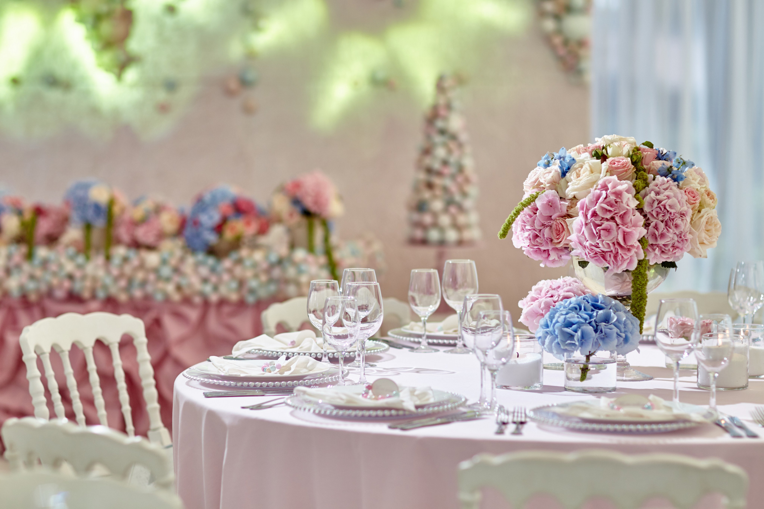 Table de mariage élégamment décorée avec composition florale pastel à Auxerre