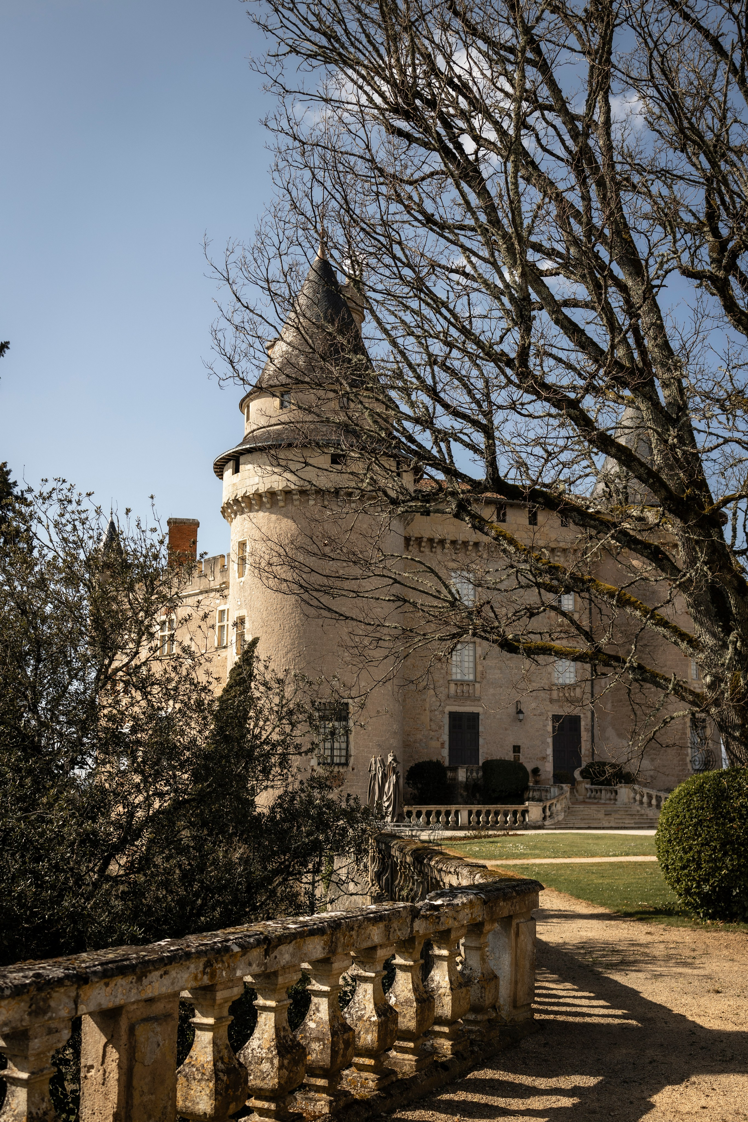 Château de Mercuès perfect for elopements. Eugenie Smirnova — wedding, corporate and lifestyle photographer in Toulouse and Southwest France