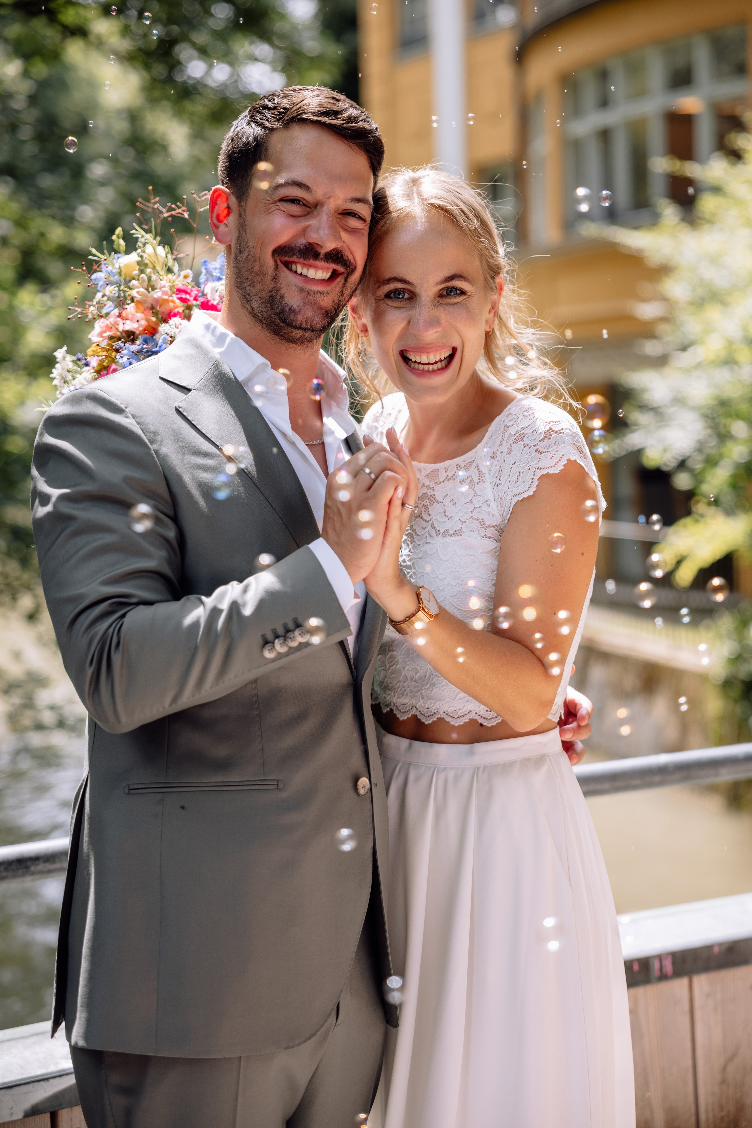 Sommerliche Hochzeitsfotos im Standesamt Mandlstraße & Schwabing. Hochzeitsfotograf München Taufe Familienfotograf Tanja Mauke