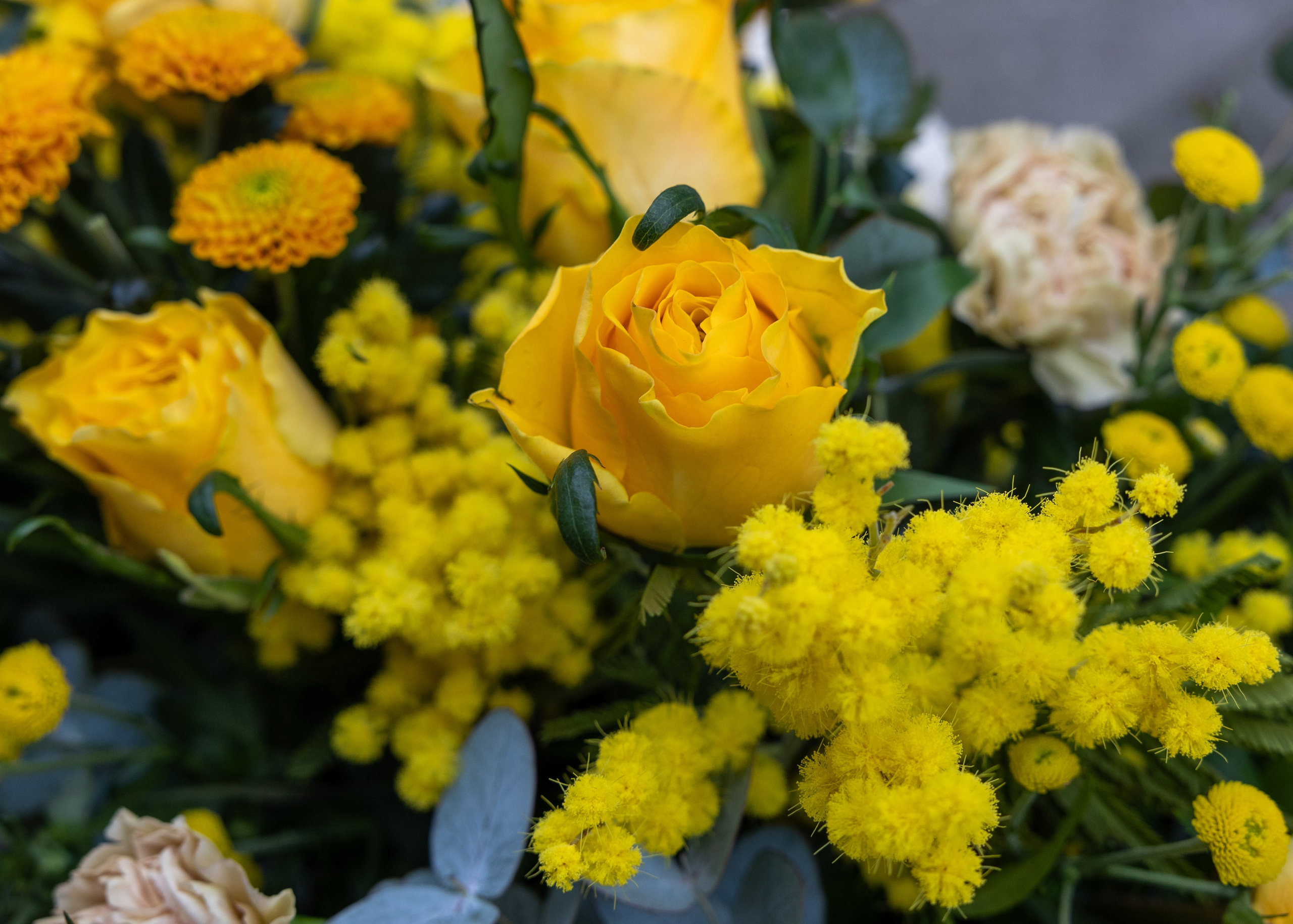 Gylden båredekorationSmuk båredekoration opbygget i oasis med højde og længde på blomsterstilkene. En klassisk udført båredekoration i sæsonens lyse og gyldne blomster. 