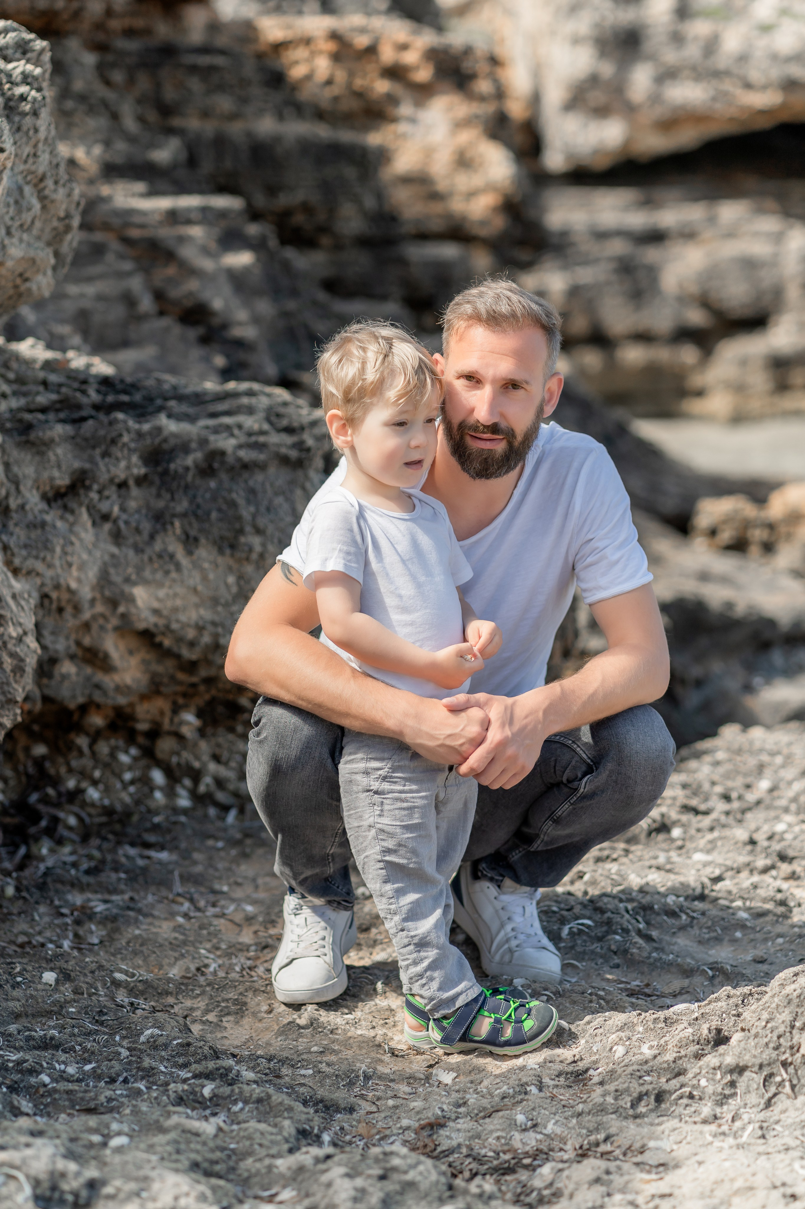 Babybauch-Shooting am Meer auf Mallorca mit Familie. Deine Fotografin auf Mallorca für Familien und Business