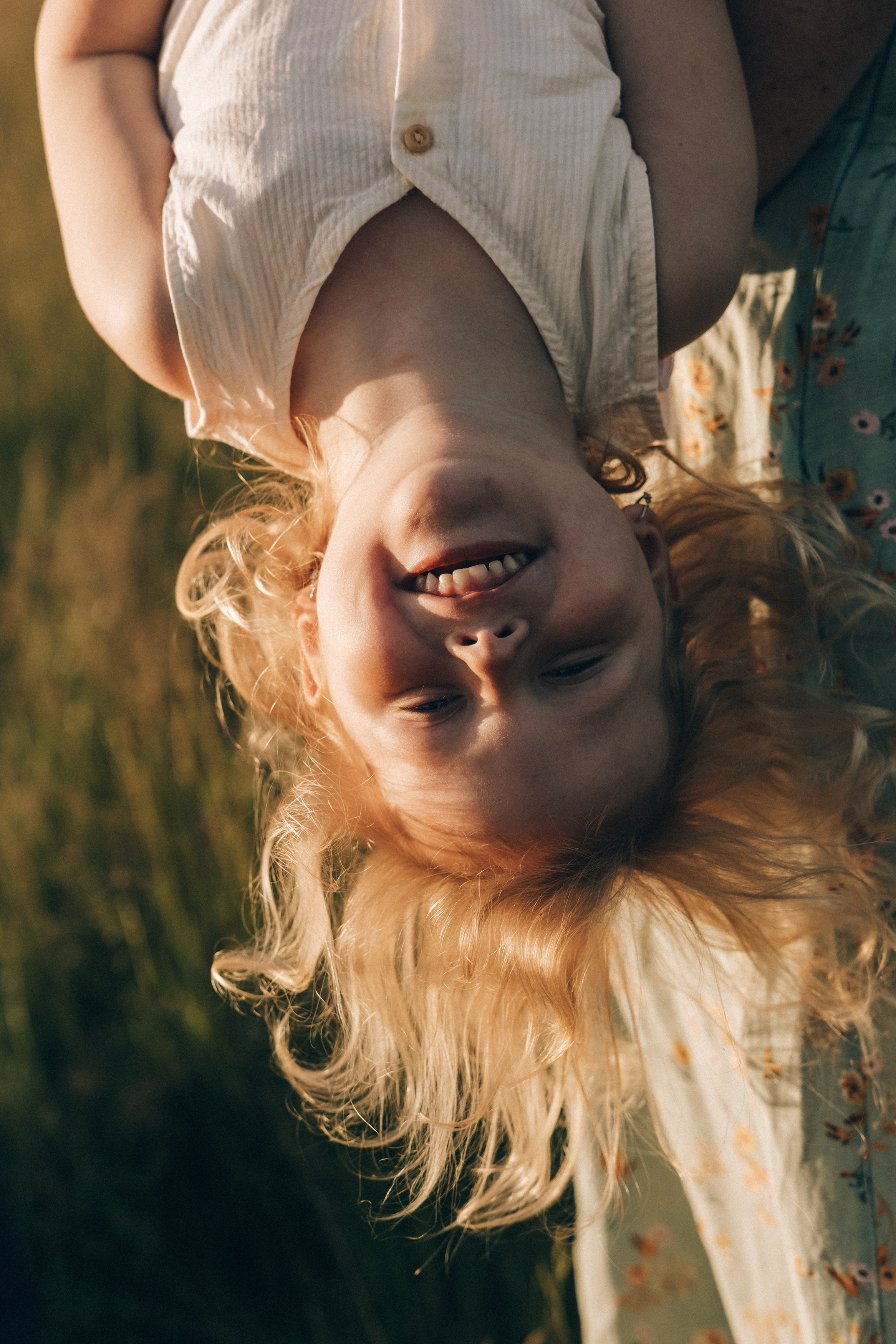 Family photoshoot in a daisy meadow at golden hour — natural light, warm tones, candid moments between a mother and her daughters. Lifestyle and Family Photographer in Pisek Oxana Telupilova