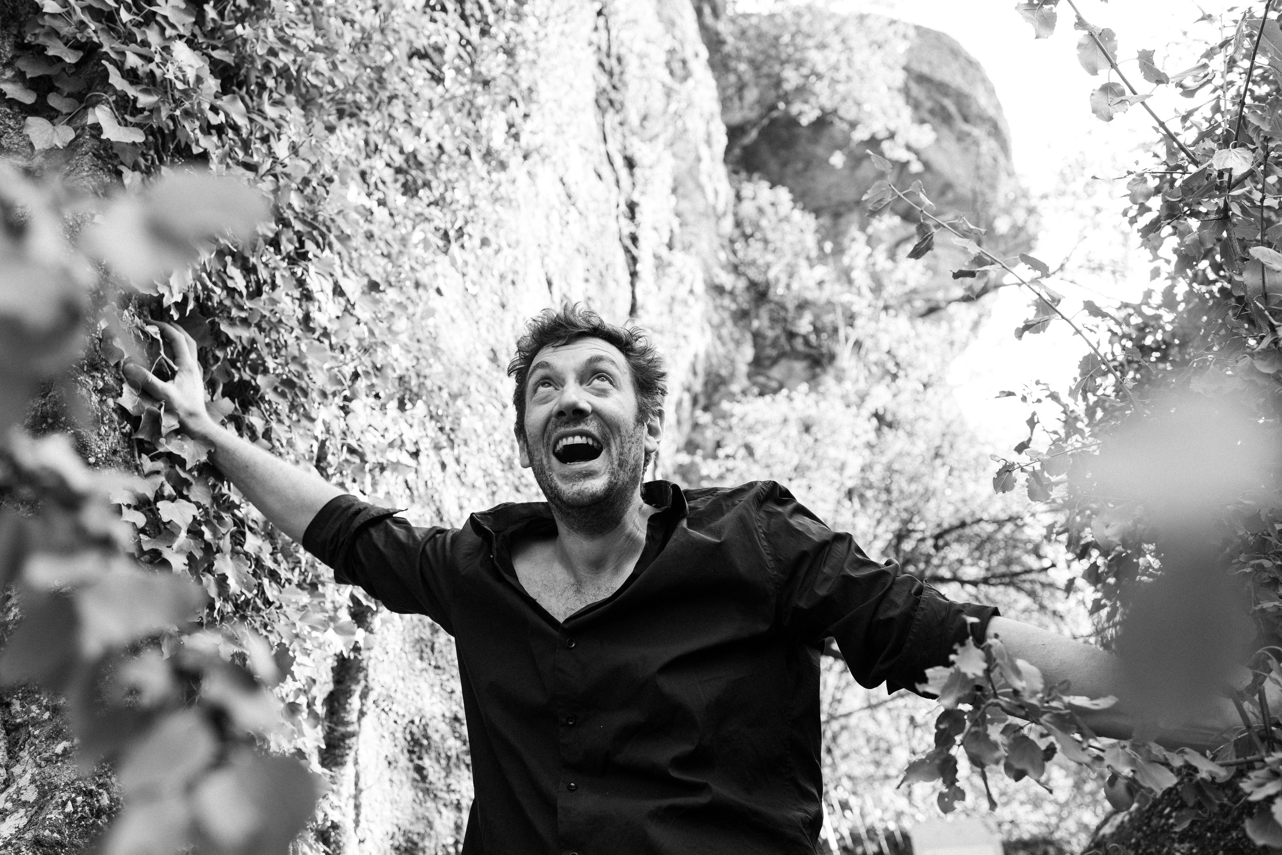 Portrait du portfolio d’un acteur Avignon Provence France. Histoires d’amour, séances photos de famille et de mariage en France