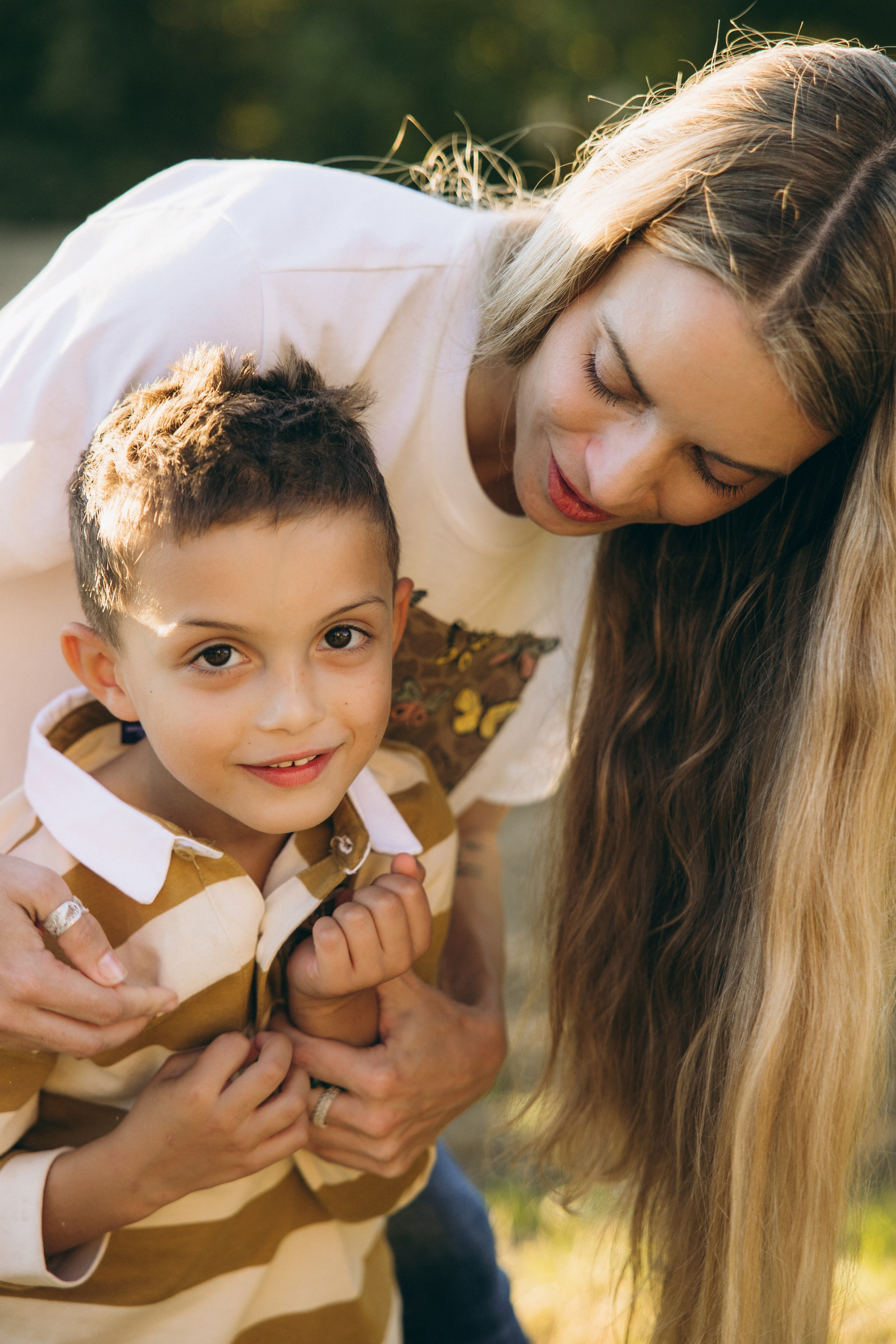 Autumn mother-son family photoshoot in Toulouse. Eugenie Smirnova — wedding, corporate and lifestyle photographer in Toulouse and Southwest France