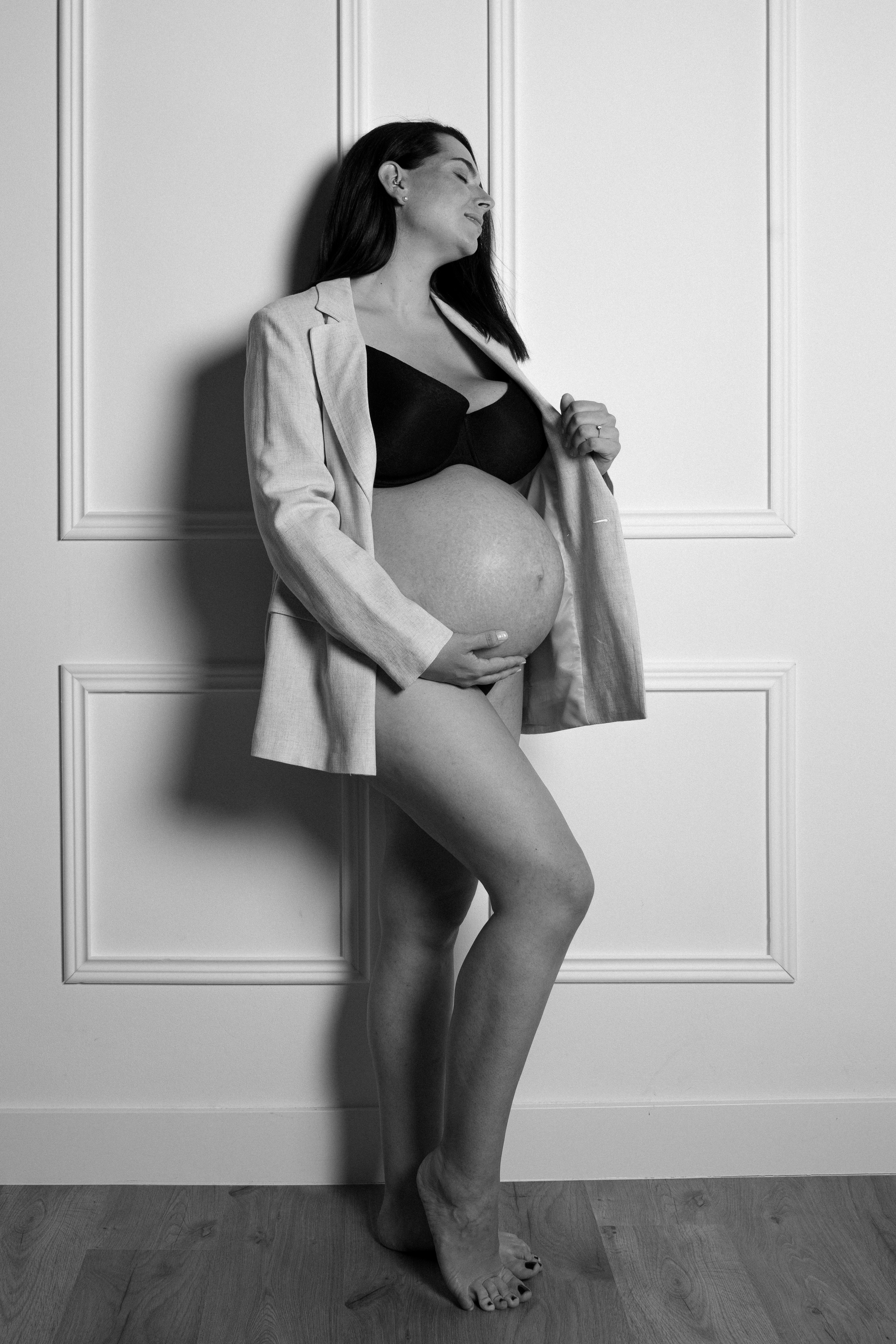 Fotografía artística de maternidad con iluminación profesional – Rainbox, Torrejón de Ardoz