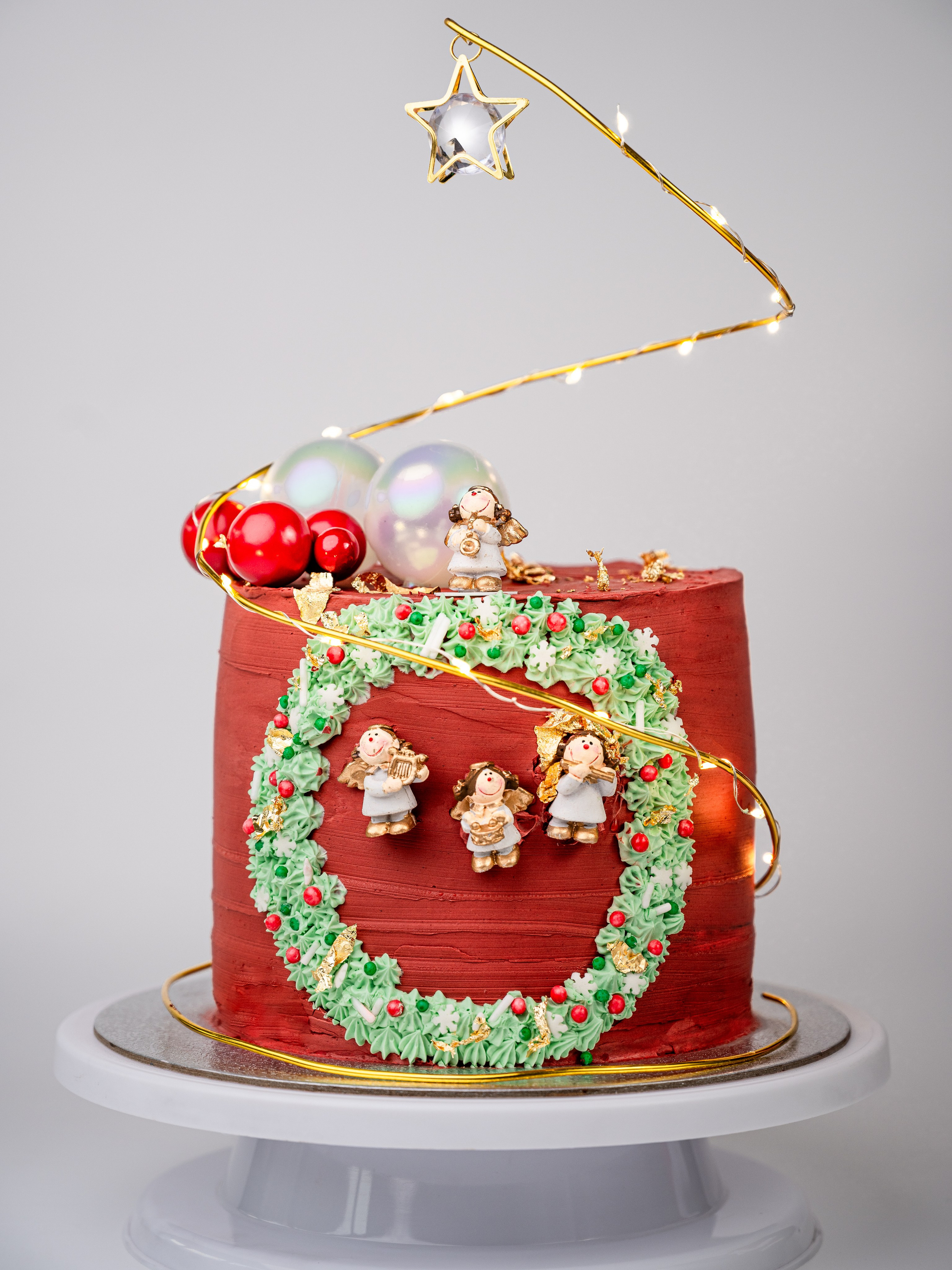 Compoziție editorială cu tort artizanal și decor vintage, imagine pentru promovarea patiseriilor sau cafenelelor din Belgia