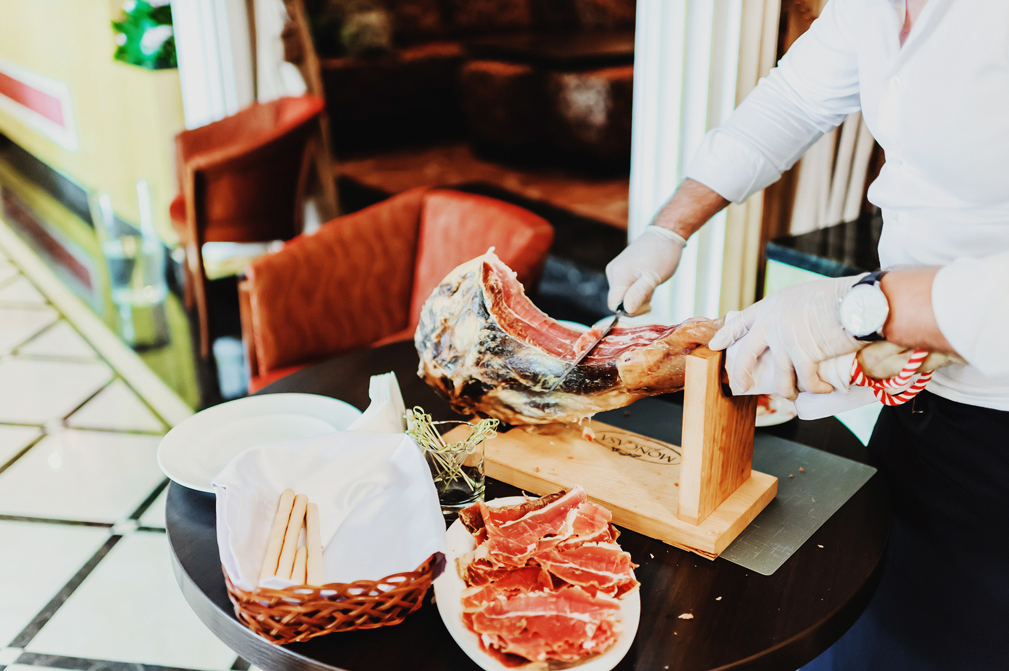 VICTORIA + VICTOR | CLASSY AND ELEGANT WEDDING. HOME