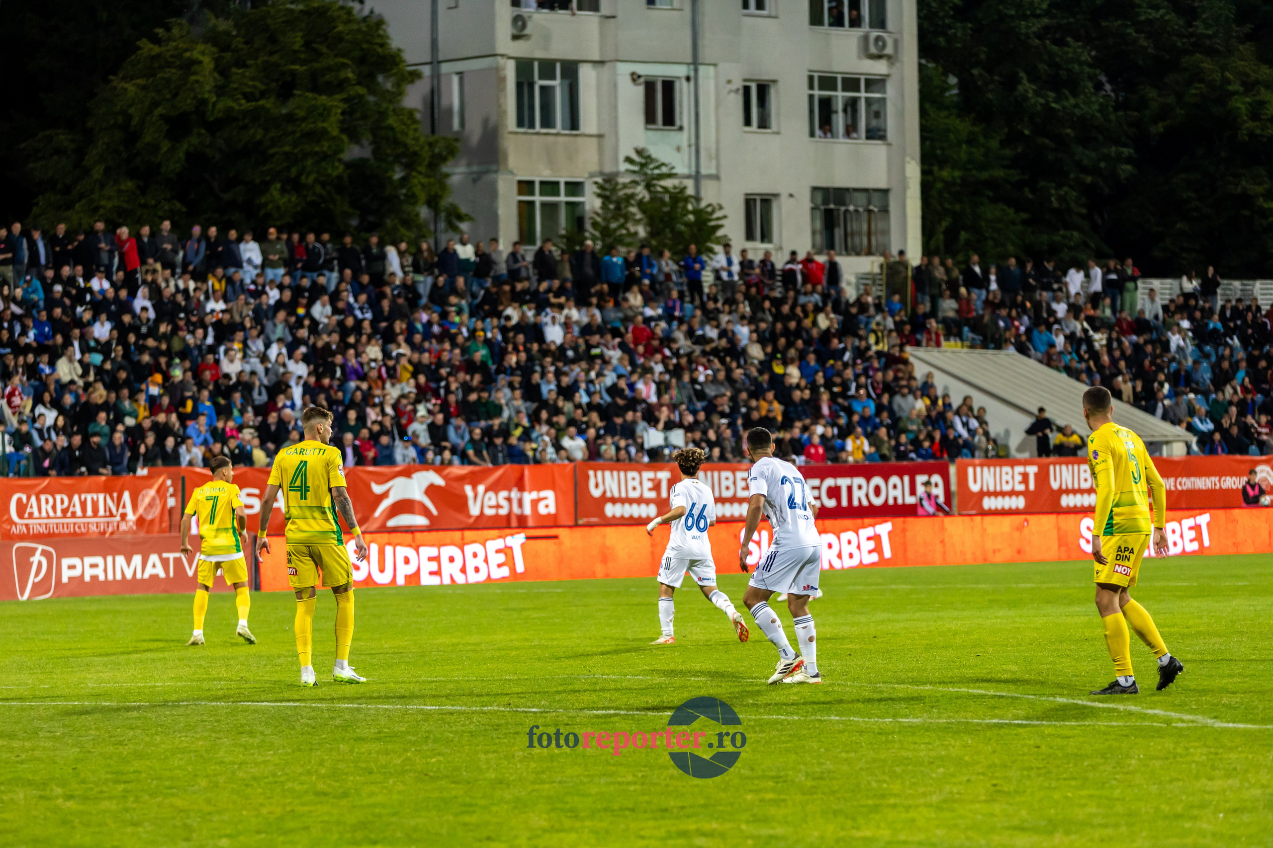 Galerie Foto: FC Botoșani vs. CS Mioveni - Pe 17 mai 2024, am fost martorii unei partide incredibile între FC Botoșani și CS Mioveni, în prima manșă a barajului pentru evitarea retrogradării. În fața unui stadion plin de emoție și speranță, echipa noastră a obținut o victorie importantă, cu un gol marcat de Aldair în minutul 93. 💪 *FC Botoșani 1-0 CS Mioveni*⚽️ Urmăriți momentele cheie ale meciului și bucuria suporterilor în această galerie foto! Pregătiți-vă pentru meciul de retur de pe 24 mai, când vom lupta din nou pentru a rămâne în prima ligă.#FCBotoșani #CSMioveni #BarajRetrogradare #ForzaBotoșani 