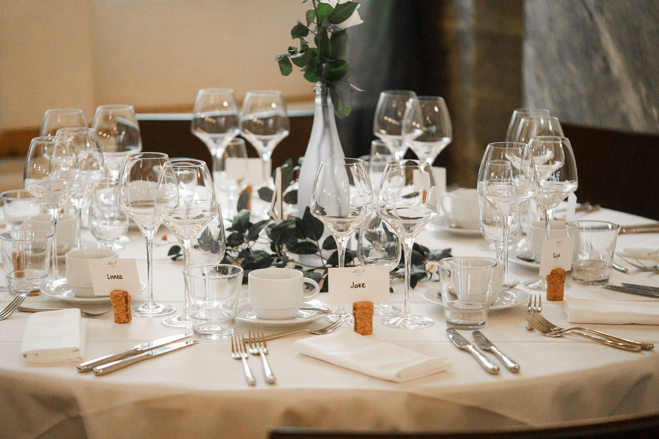 M&P, häävalokuvaus Klaus K, Rake-sali ja Helsingin vanha kirkko