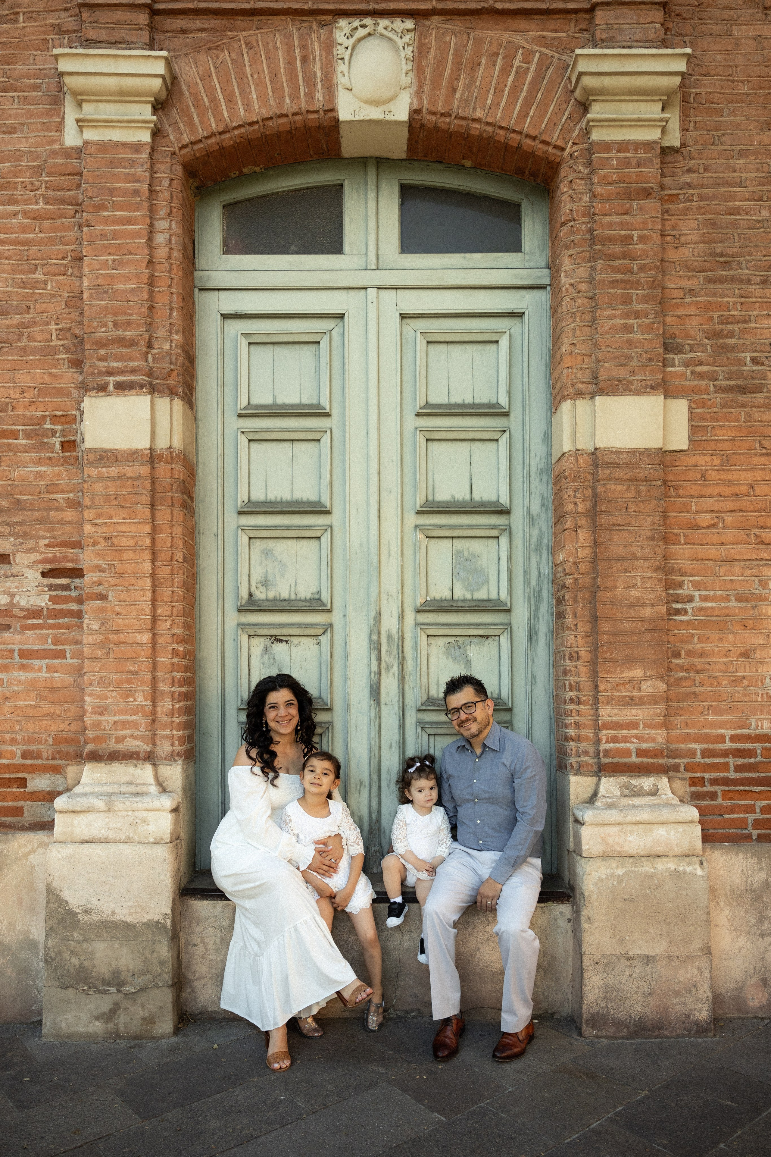 Family photo session in Toulouse. Eugenie Smirnova — wedding, corporate and lifestyle photographer in Toulouse and Southwest France