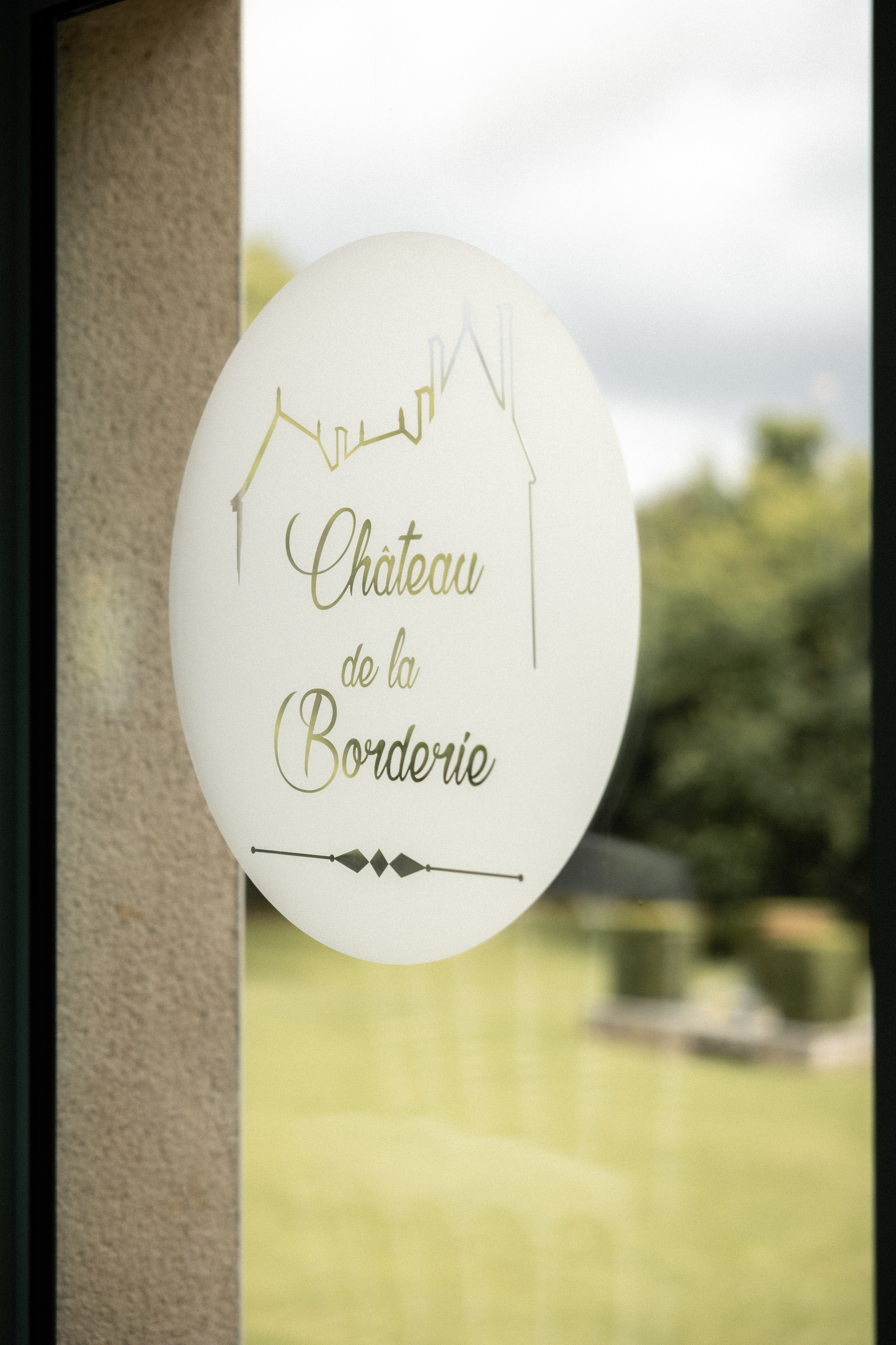 Olivia & Robbie. Wedding in South West of France at Chateau de la Borderie. Benest. Eugenie Smirnova — wedding, corporate and lifestyle photographer in Toulouse and Southwest France