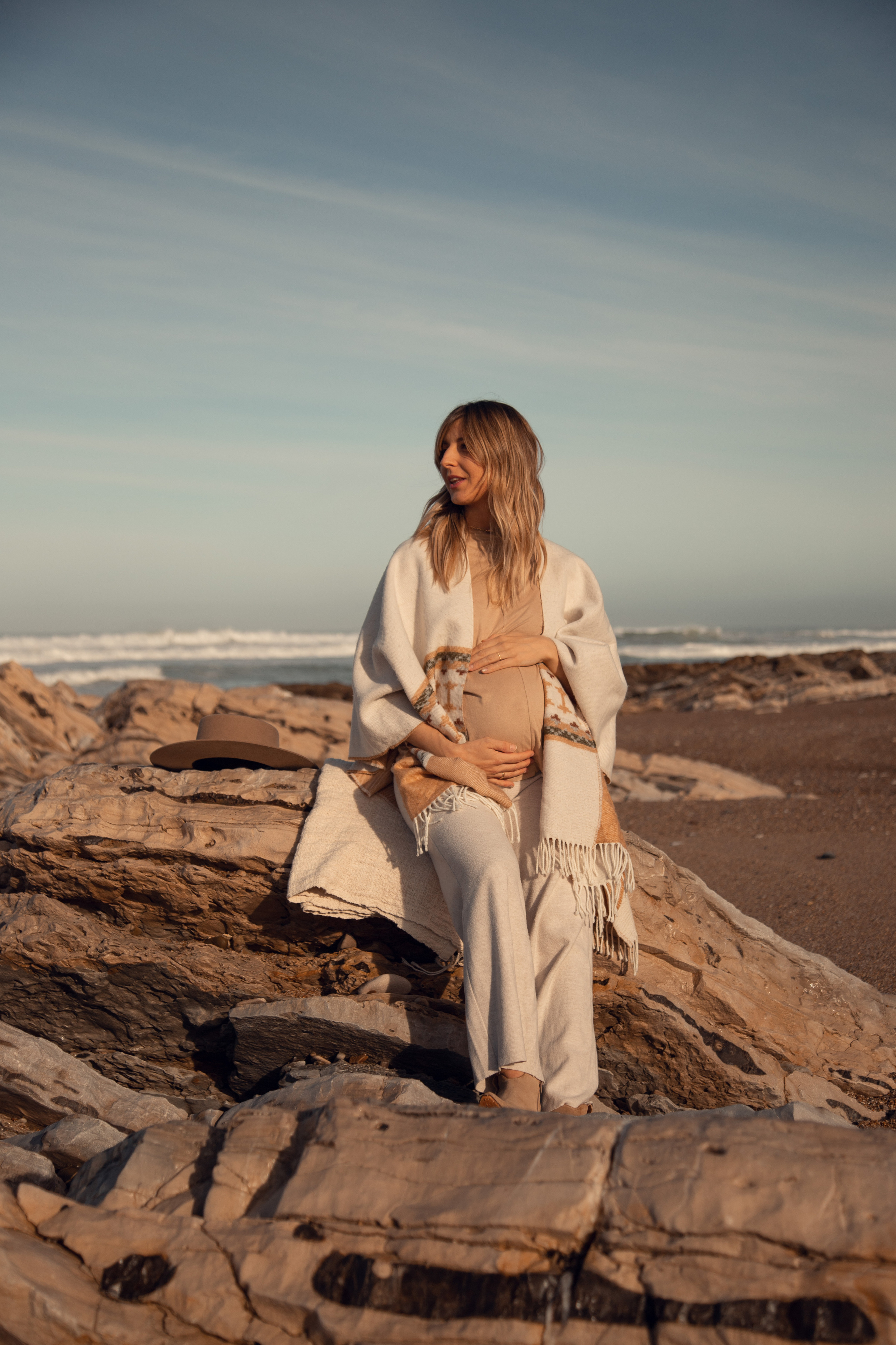 Photographe famille Biarritz Côte Basque séance photo grossesse photo femme enceinte Biarritz photographe portrait artistique Pays Basque. Photographe de famille et mariage à Biarritz Marianna Portassau