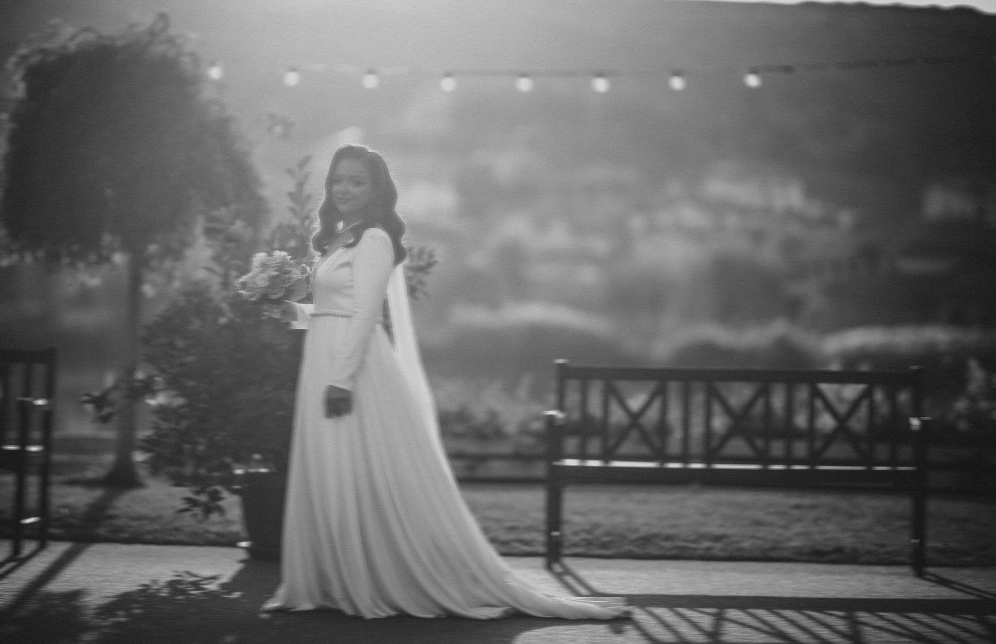 Fotograf profesionist de nuntă. Cu o abordare creativă și tehnici unice, spunem povestea voastră prin imagini pline de iubire și naturalețe. Descoperă arta fotografiei de nuntă . Fotograf Iasi, fotograf de nunta Suceava. Fotografii de nuntă. Pachet fotografii de nuntă. Fotograf Iasi, fotograf Suceava, fotograf Botosani, fotograf Romania. Servicii foto nuntă. Servicii foto-video.