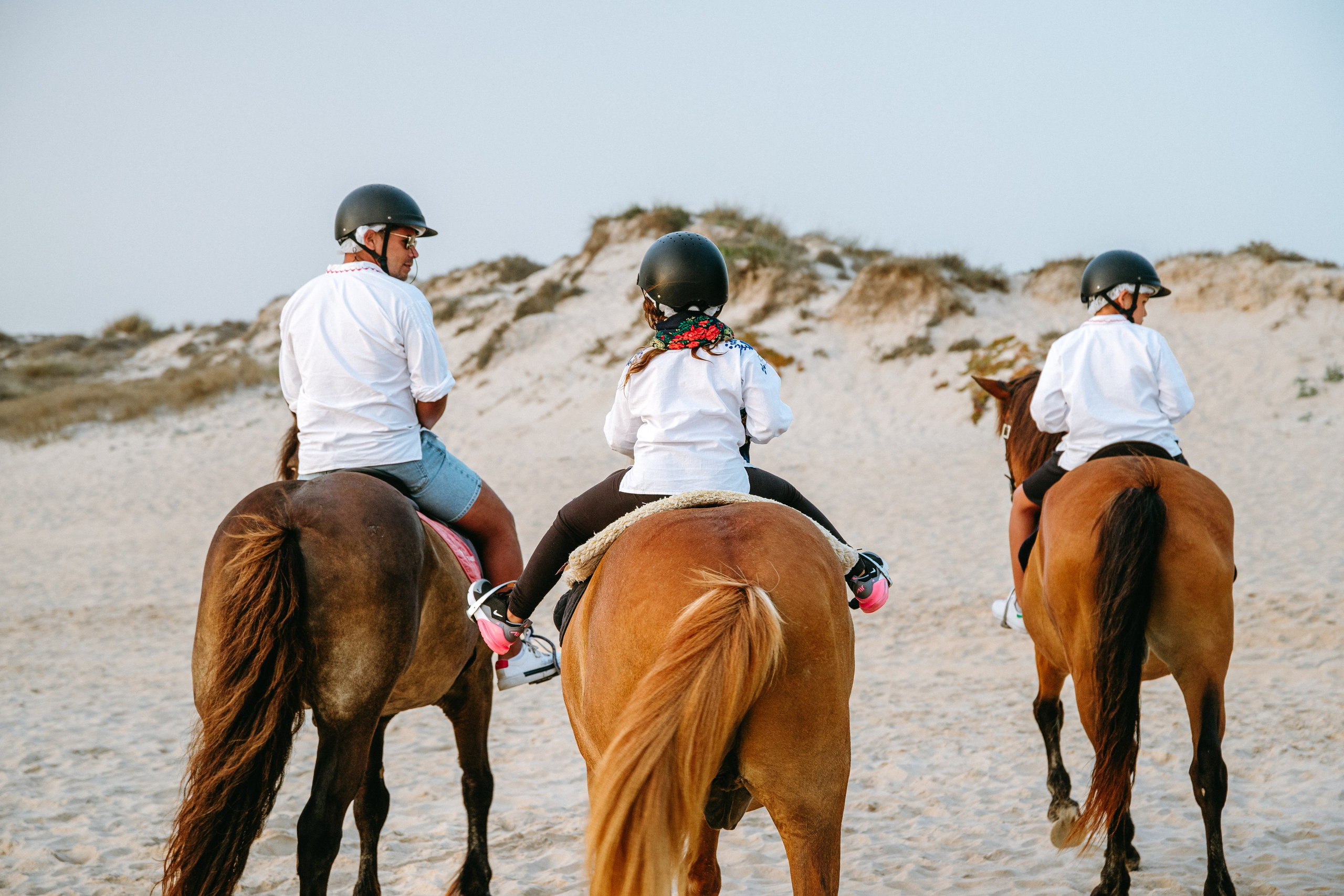 Marlene & Tiago com filhos. Passeios a Cavalo na Praia Peniche | Eco Salgados Agroturismo