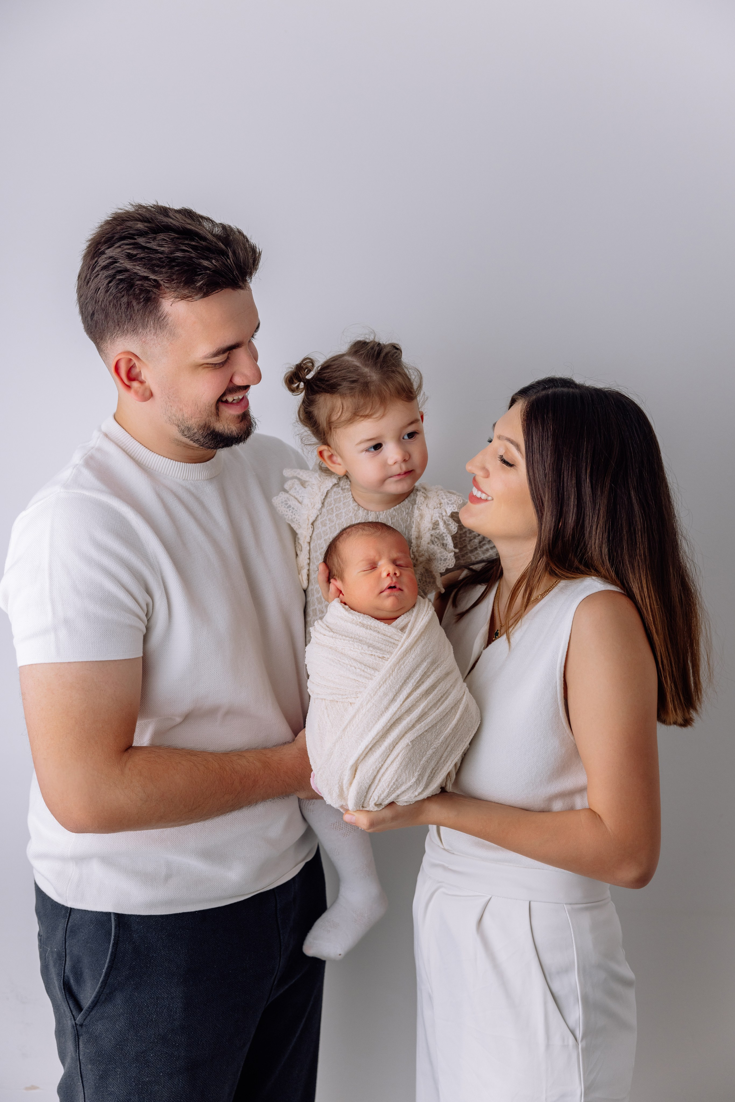 Zwei kleine Prinzessinnen mit Mama und Papa - Familienshooting zuhause. Hochzeitsfotograf München Taufe Familienfotograf Tanja Mauke