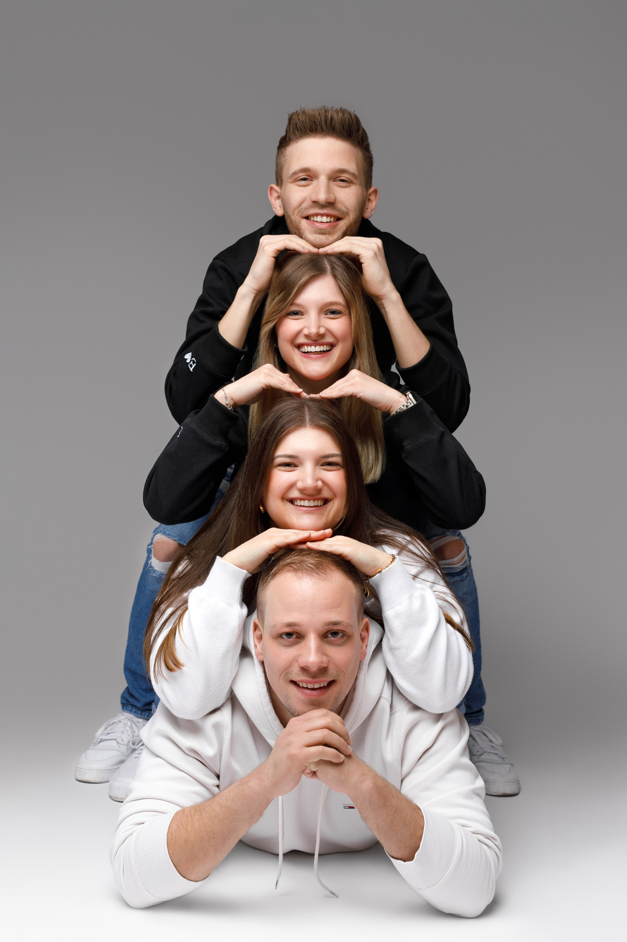 Kinderfotografie Mannheim – kleine Geschwister spielen liebevoll im Fotostudio, LAV Fotostudio