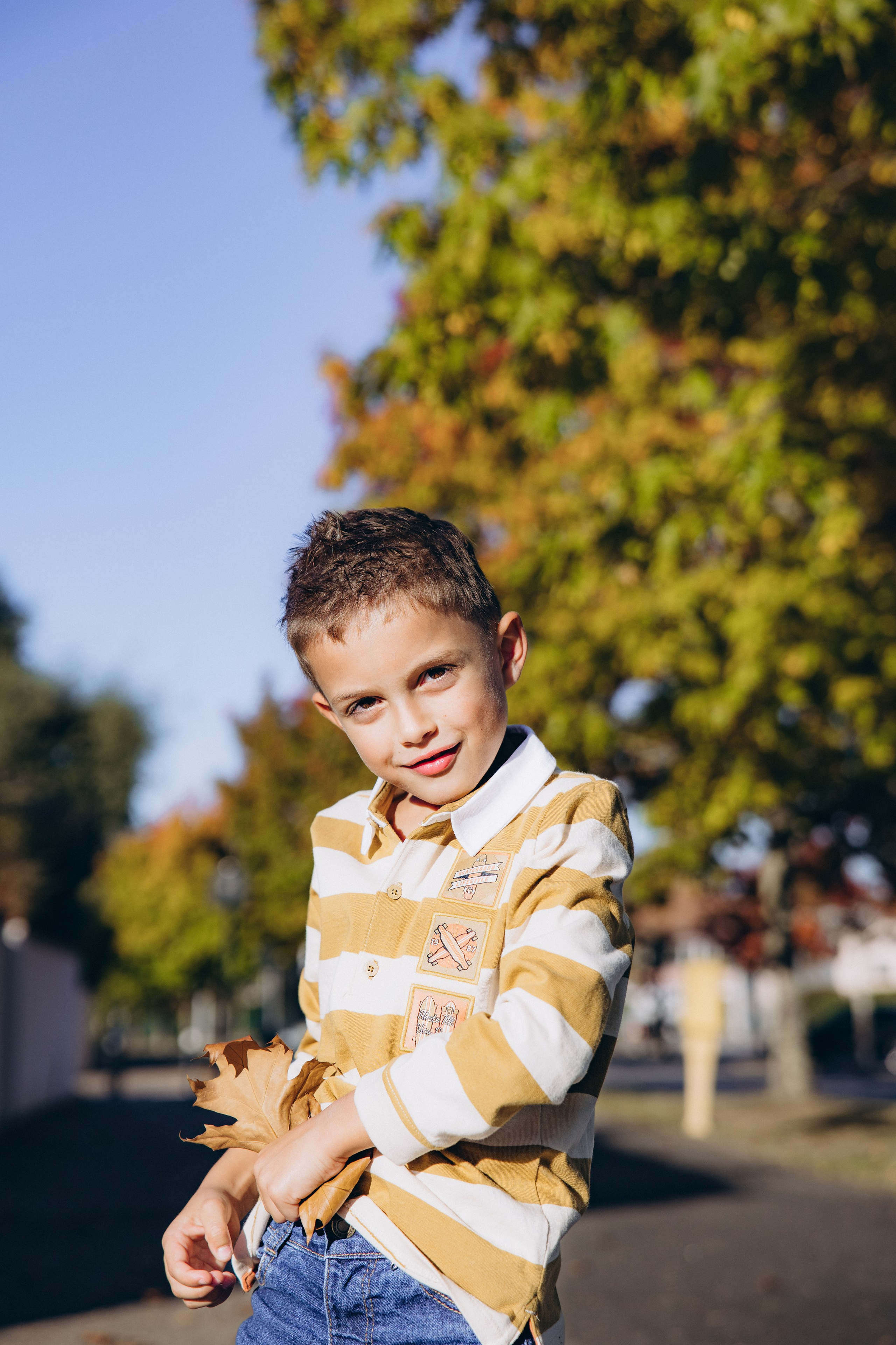 Autumn mother-son family photoshoot in Toulouse. Eugenie Smirnova — wedding, corporate and lifestyle photographer in Toulouse and Southwest France