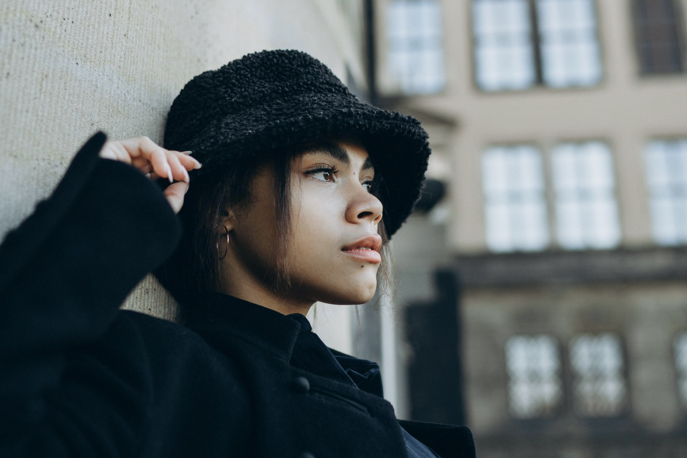 Nahaufnahme einer Frau mit Hut, nachdenklicher Blick – emotionales Portrait Dresden