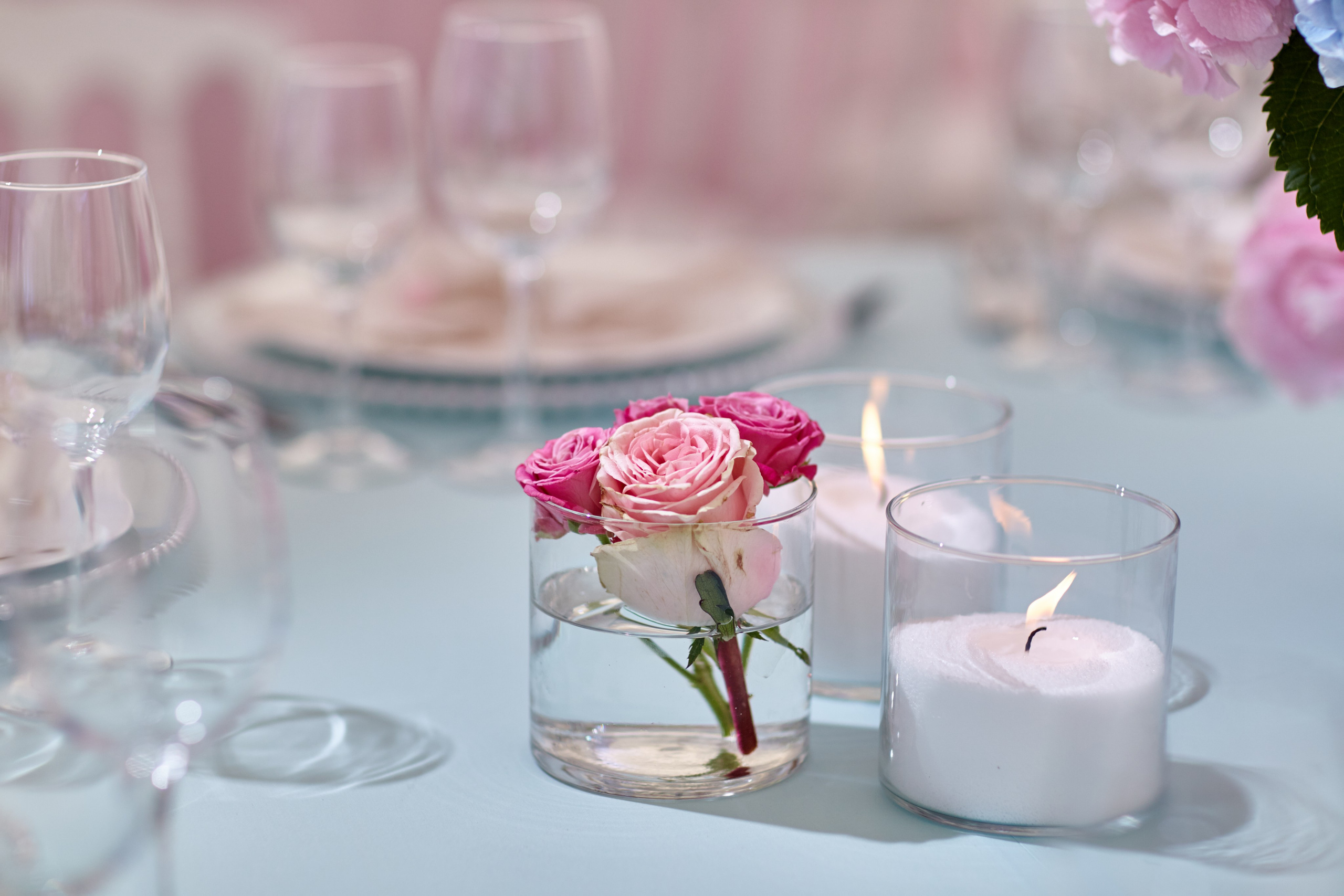 Détails de décoration de mariage – petites compositions florales et bougies sur table de réception