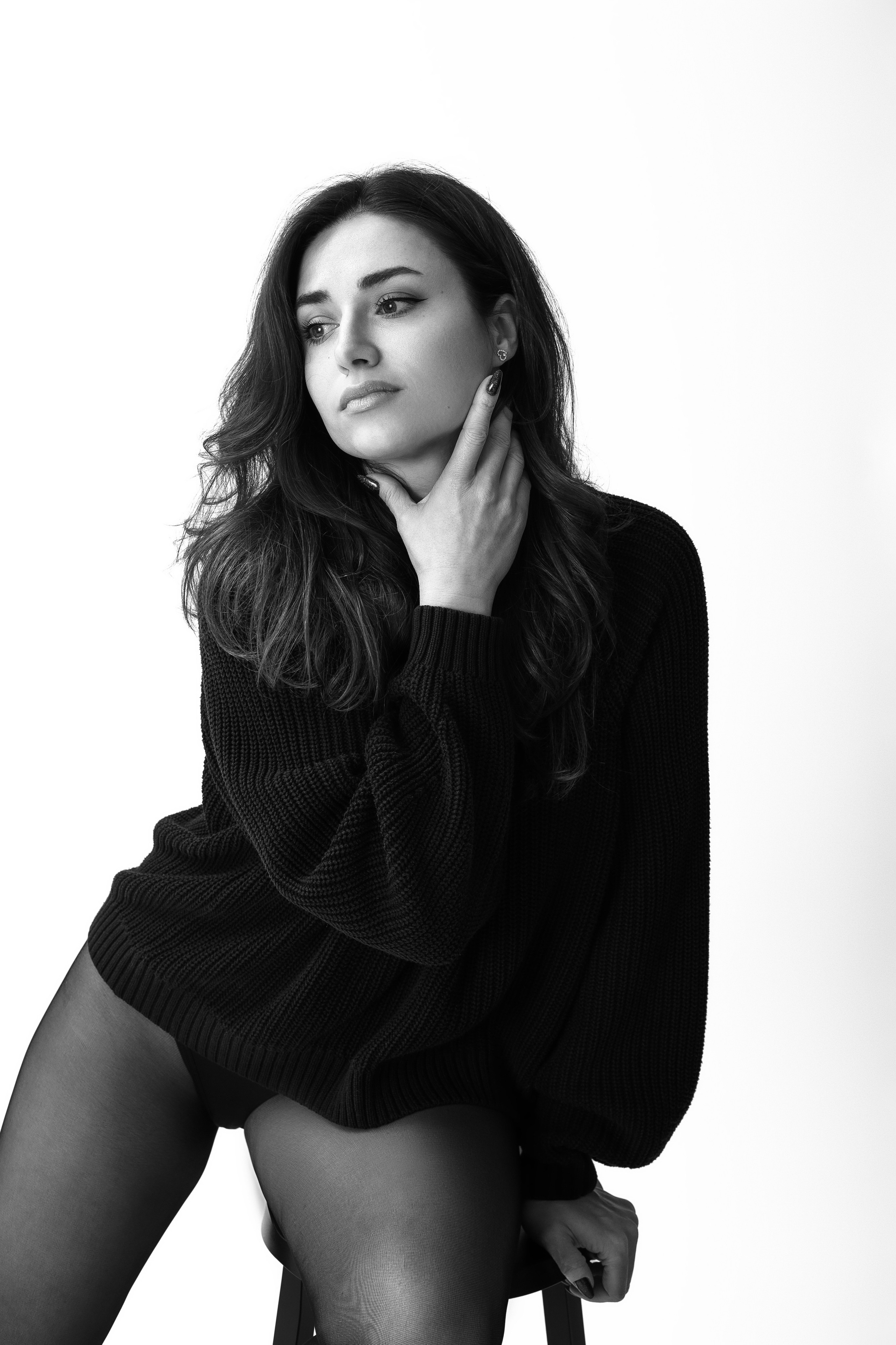 Schwarz-weiß Portrait im Studio: Tanja im minimalistischen Outfit