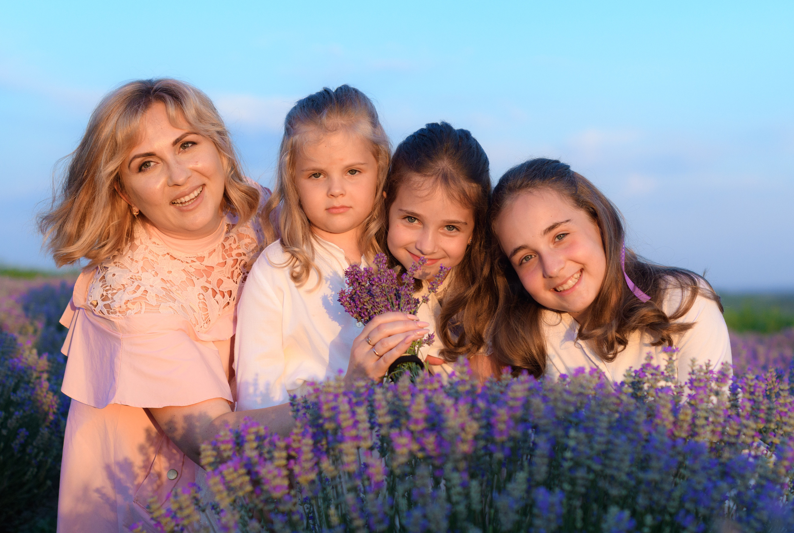 Семья в лавановом поле