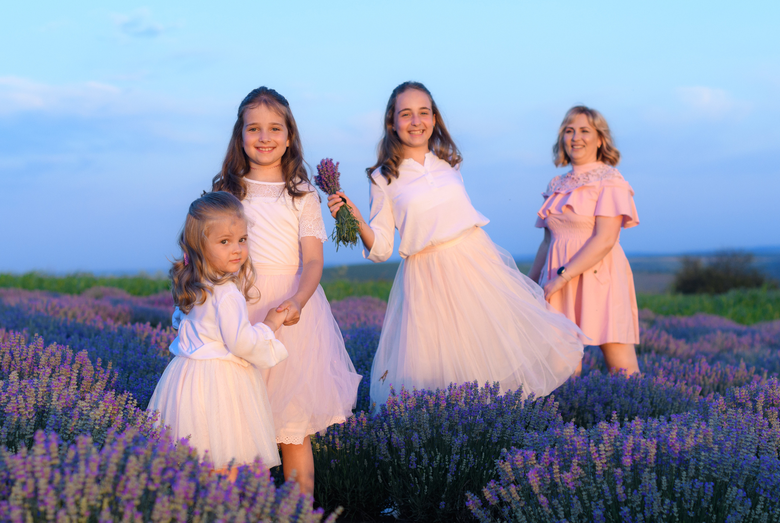 мама с папой просят ребенка сфотографироваться, а потом пытаются найти с помощью фото, где он стоит, что делает и как выглядит