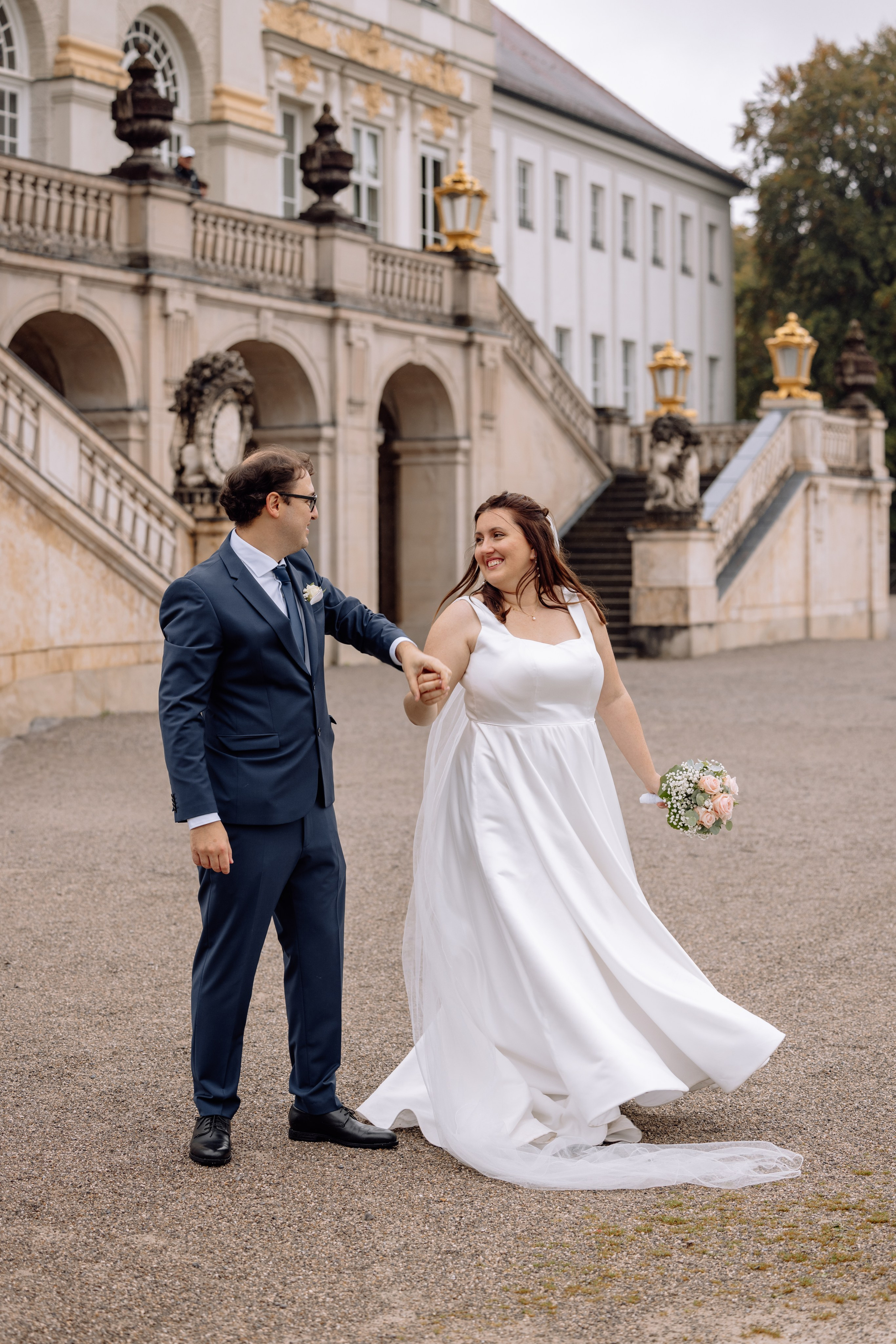 Tanzendes Paar vor dem Schloss Nymphenburg