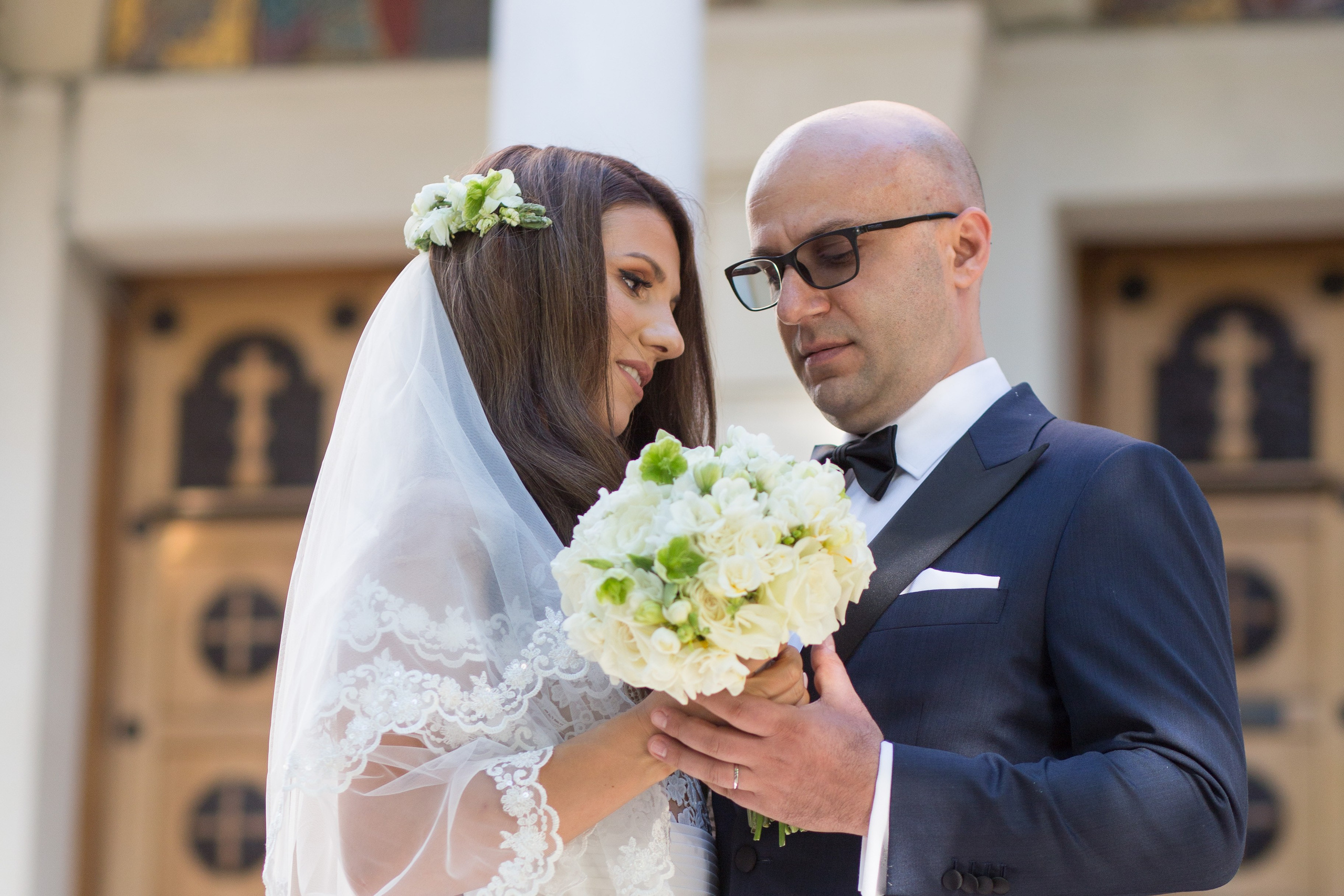 Sedinta foto la biserica, fotografii de nunta, fotograf de nunta bucuresti, fotografii nunta in aer liber, pozing mireasa, obiceiuri, fotografie profesionala nunta, poze fashion, pozing mirele si mireasa la biserica