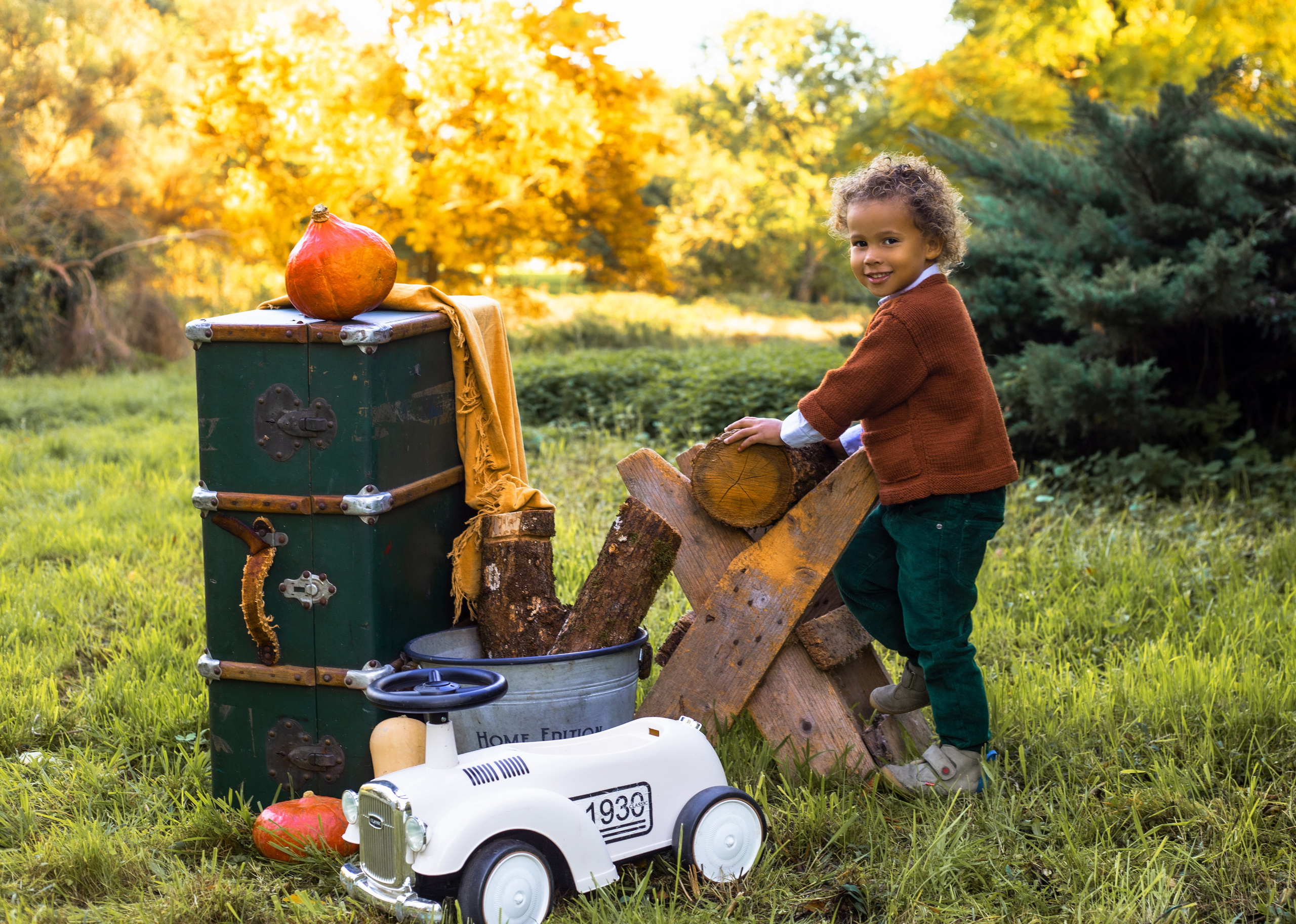 Photo d’un garçon dans un décor d’automne – couleurs chaudes et ambiance douce 