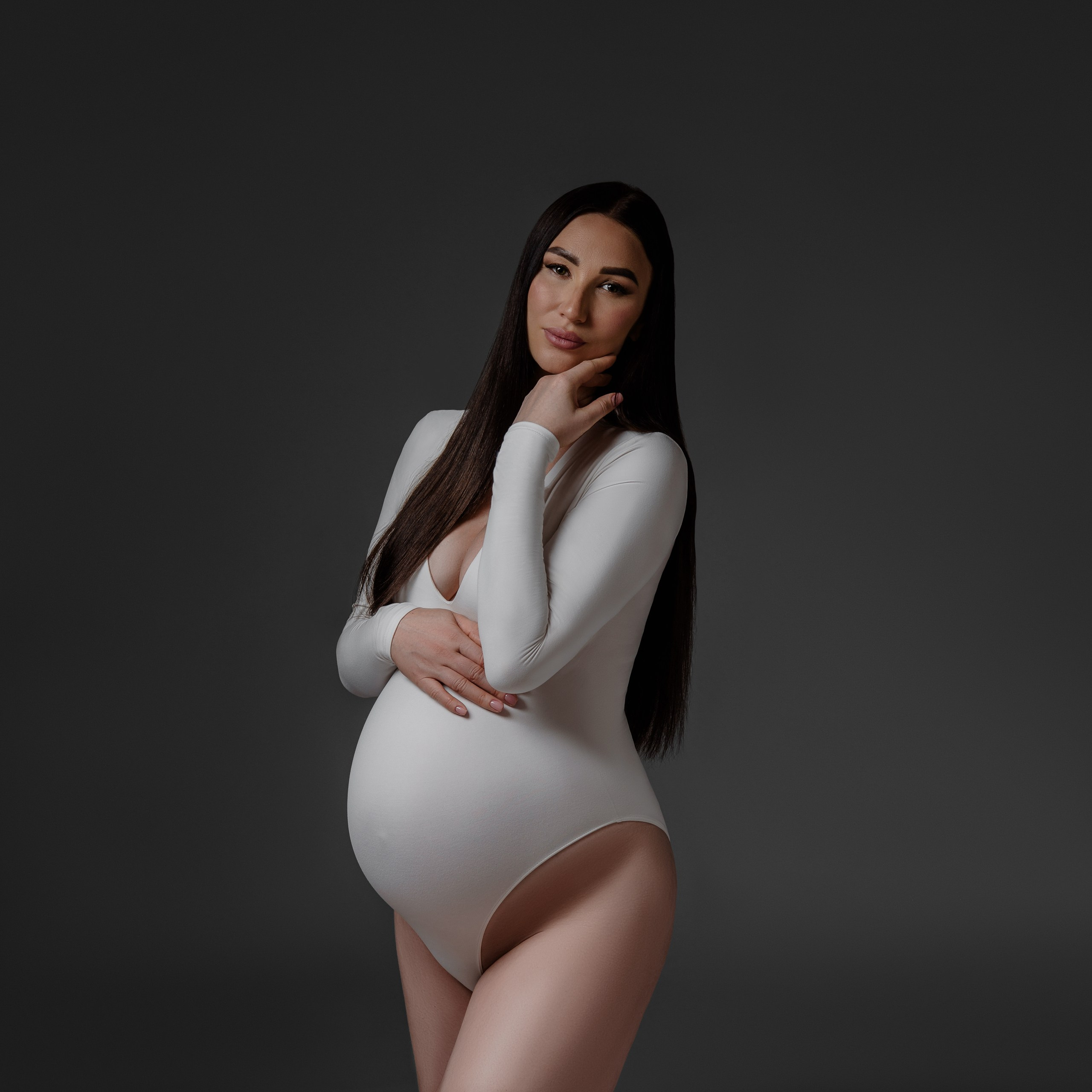 Séance photo de Grosesse dans un studio à Nice, France, Côte d’Azur. MARIA VALUEVA Photographer in Nice, Cannes, Monaco, France, Europe, Istanbulm Turquie