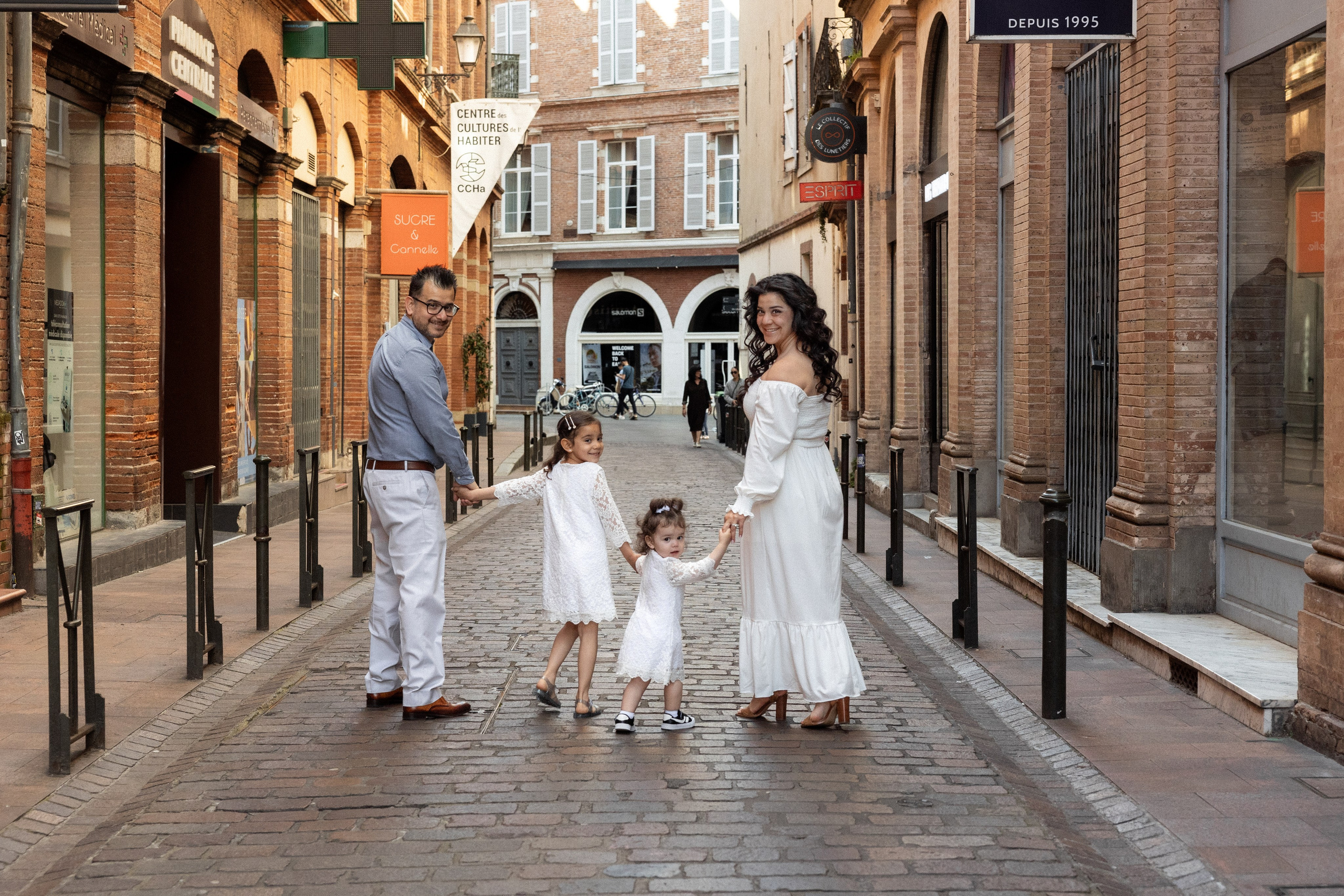 Family photo session in Toulouse. Eugenie Smirnova — wedding, corporate and lifestyle photographer in Toulouse and Southwest France