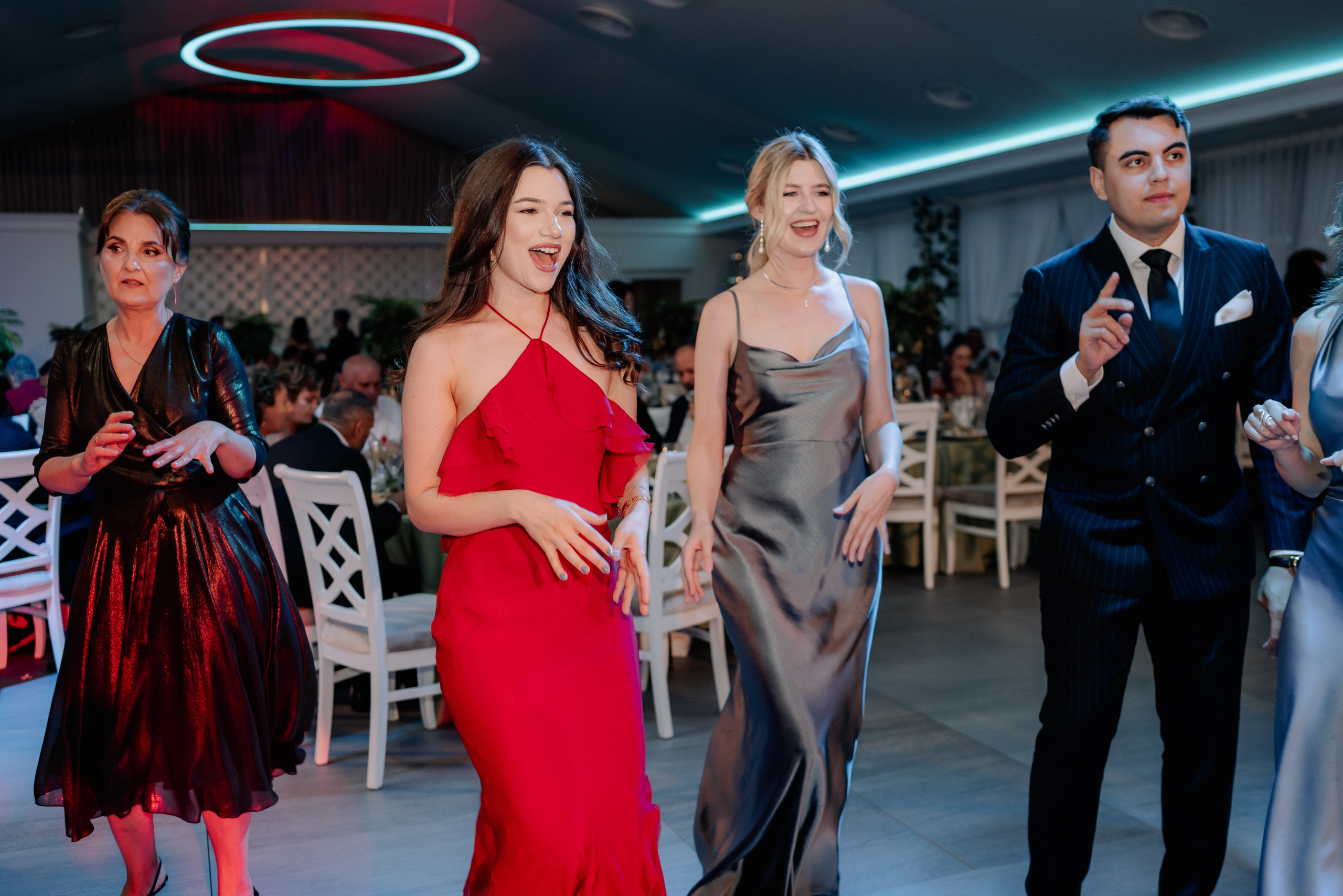 Cununie civila in aer liber , artificii de zi colorate , decor nunta , nunta la Hotel Traian. Proud Vision Weddings | Wedding Photography & Film — Servicii profesionale Foto Video Nunta Iasi