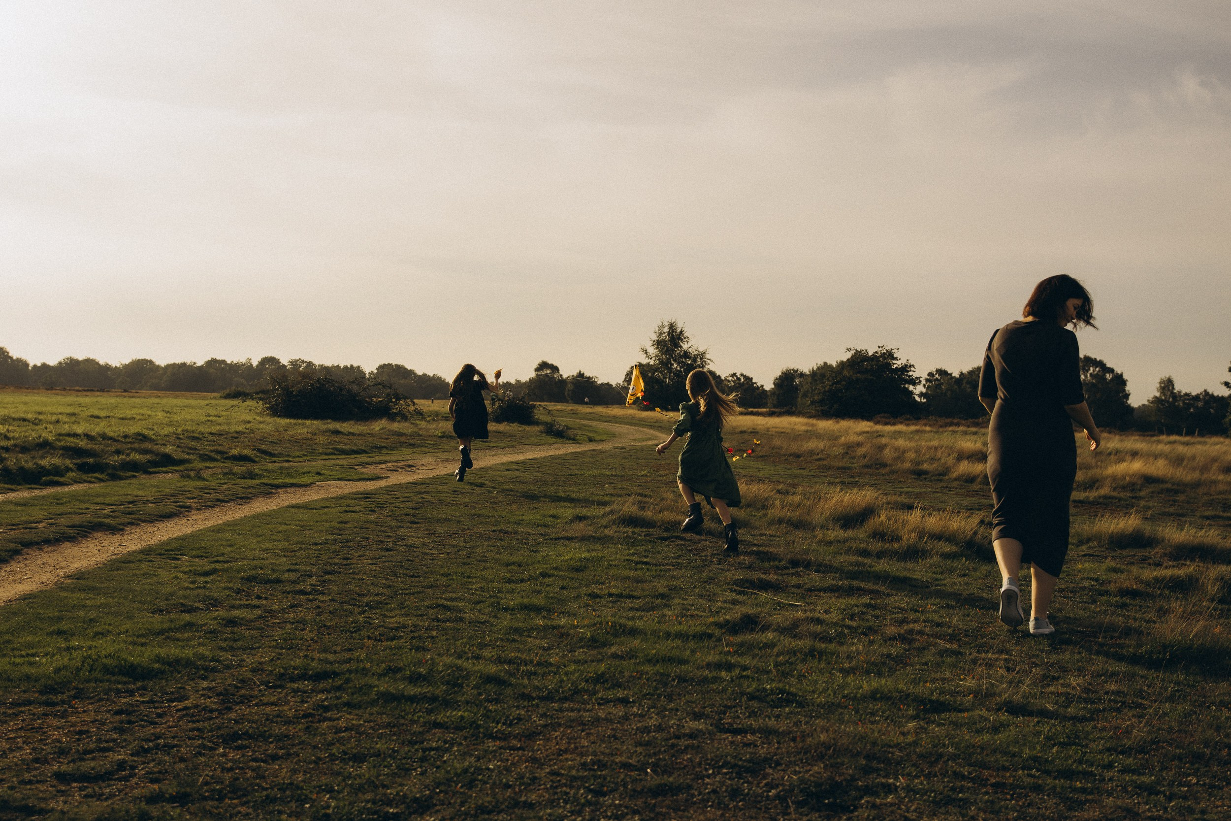 Mama und ihre zwei bezaubernden Töchter in einer familiären Fotosession. Familien & Hochzeitfotografin Nadja Holzmann