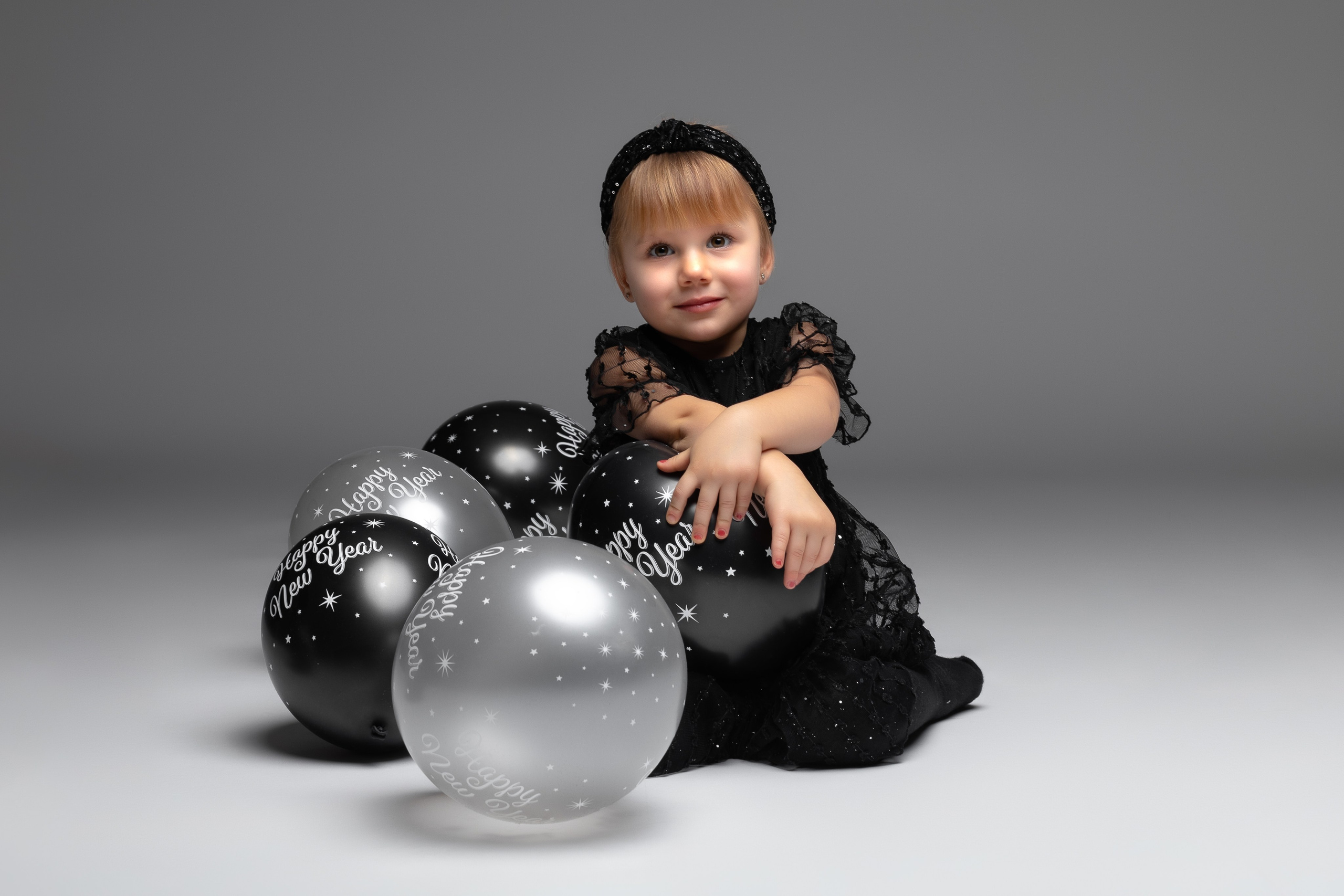 Kinderfotoshooting Viernheim – lachendes Mädchen mit Blumenkranz im Fotostudio, LAV Fotostudio