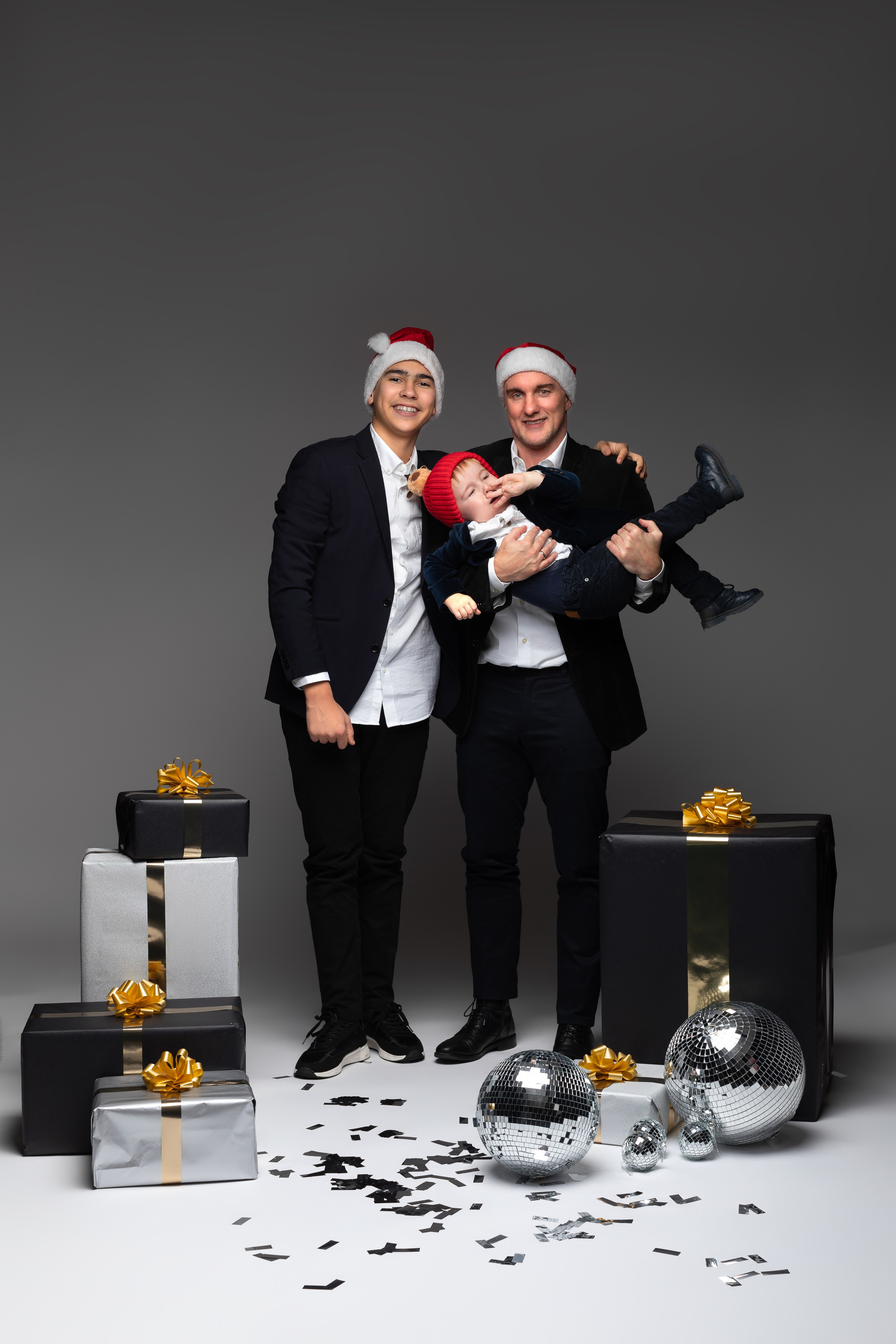 Familienshooting Brühl – Eltern mit kleinem Kind in inniger Umarmung im Fotostudio, LAV Fotostudio